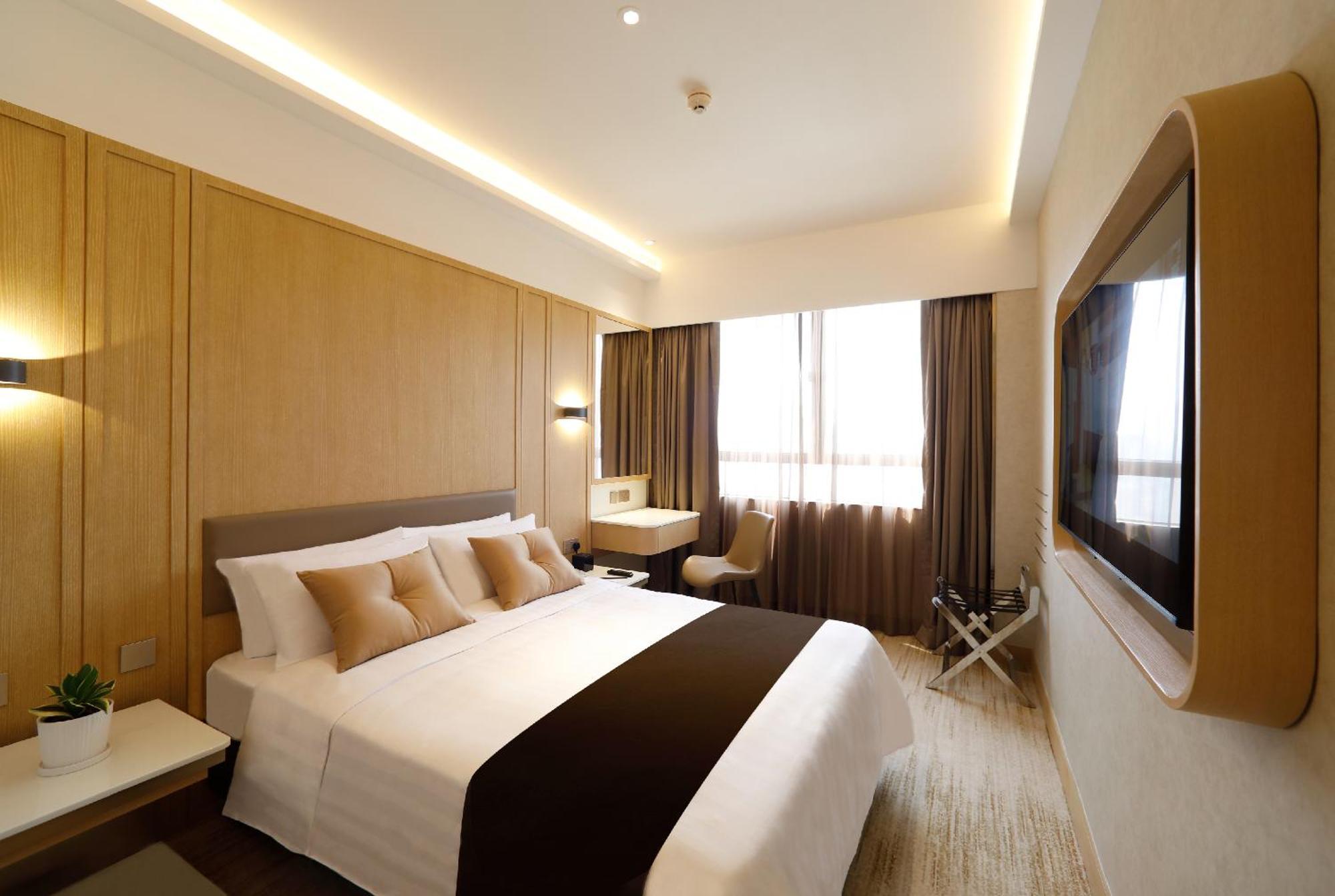Club Floor Harbour Parkview Queen Room