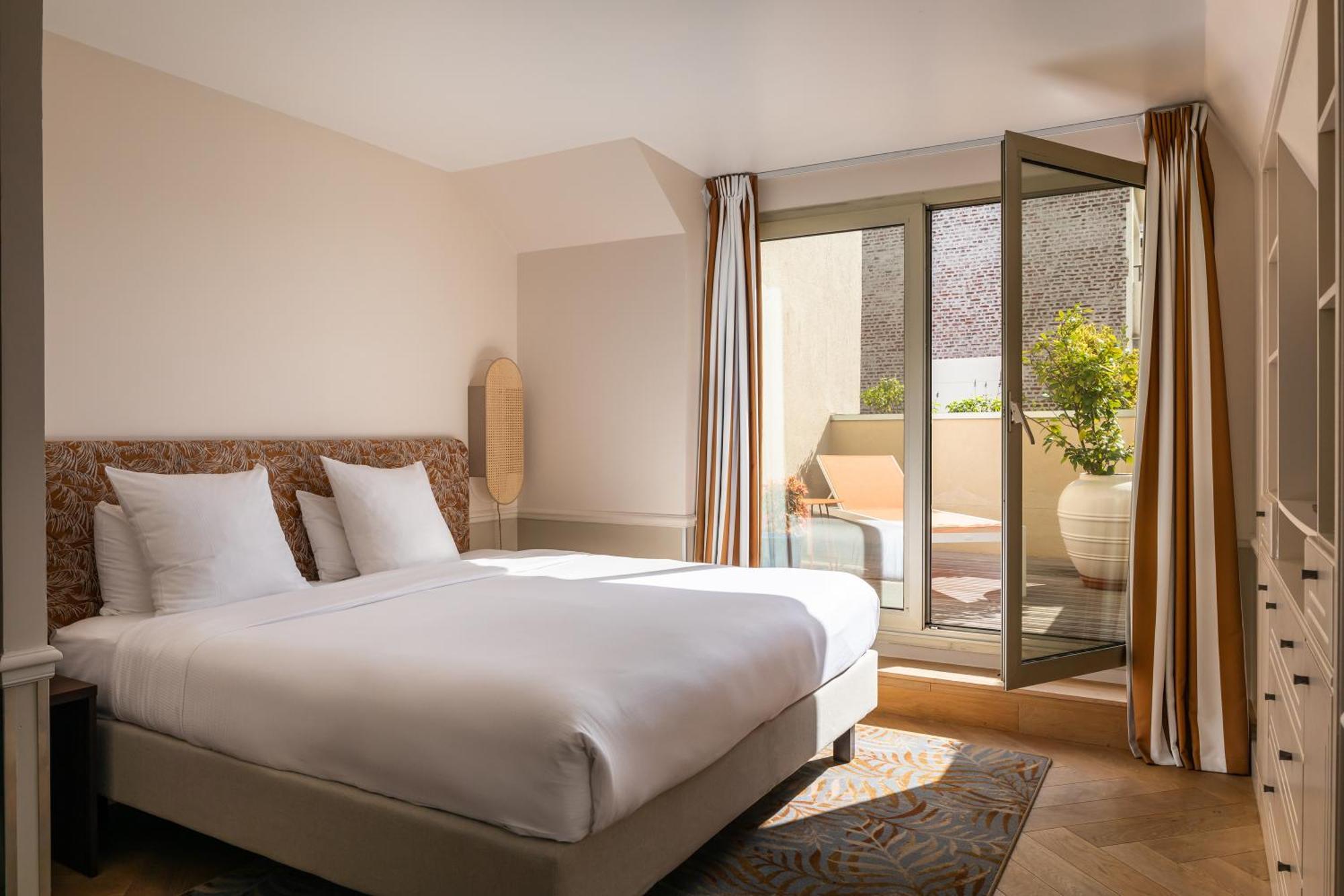 Junior Suite Terrace Eiffel Tower View