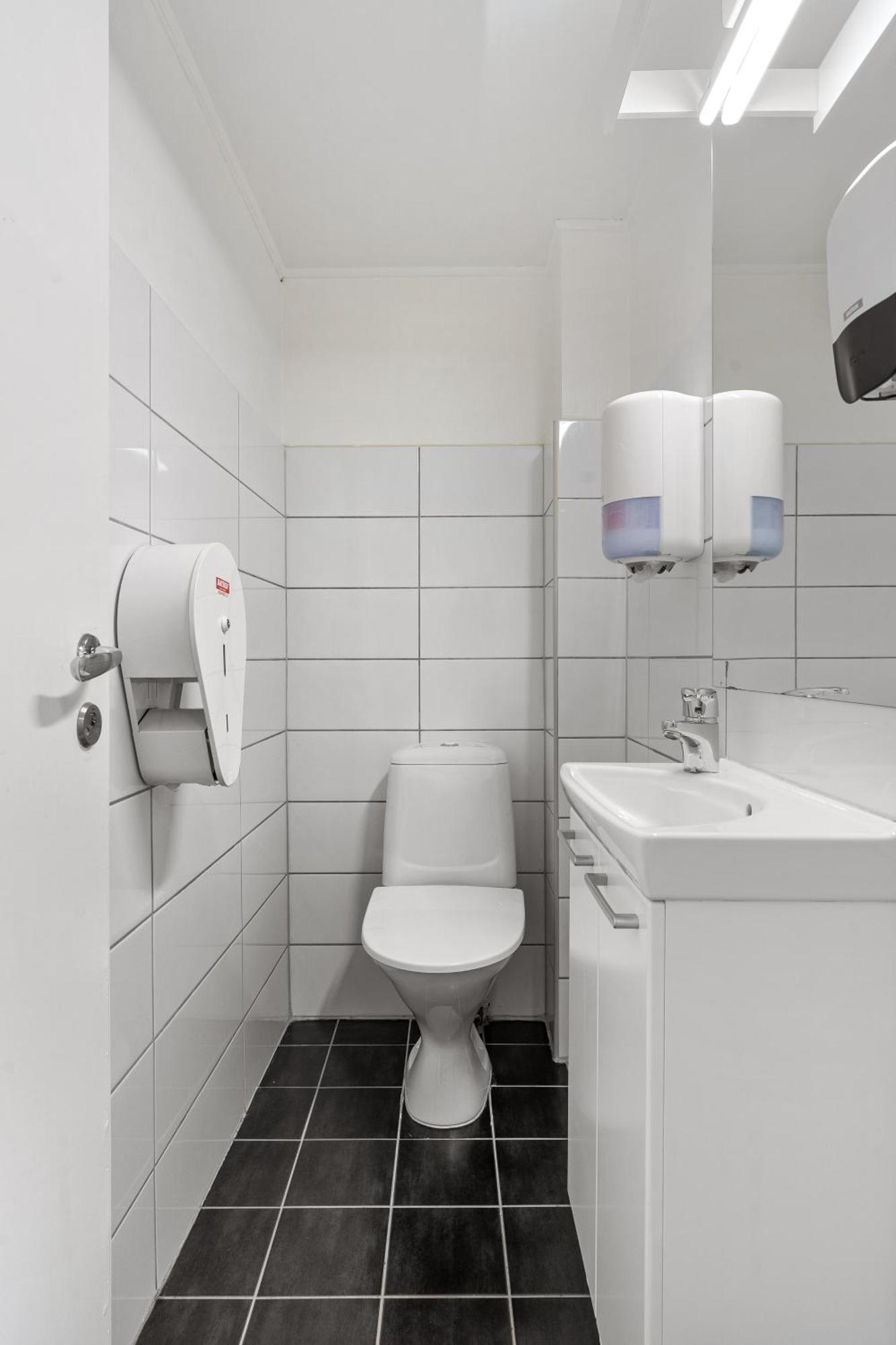 Single Room with Shared Bathroom,1542595450:JPEG