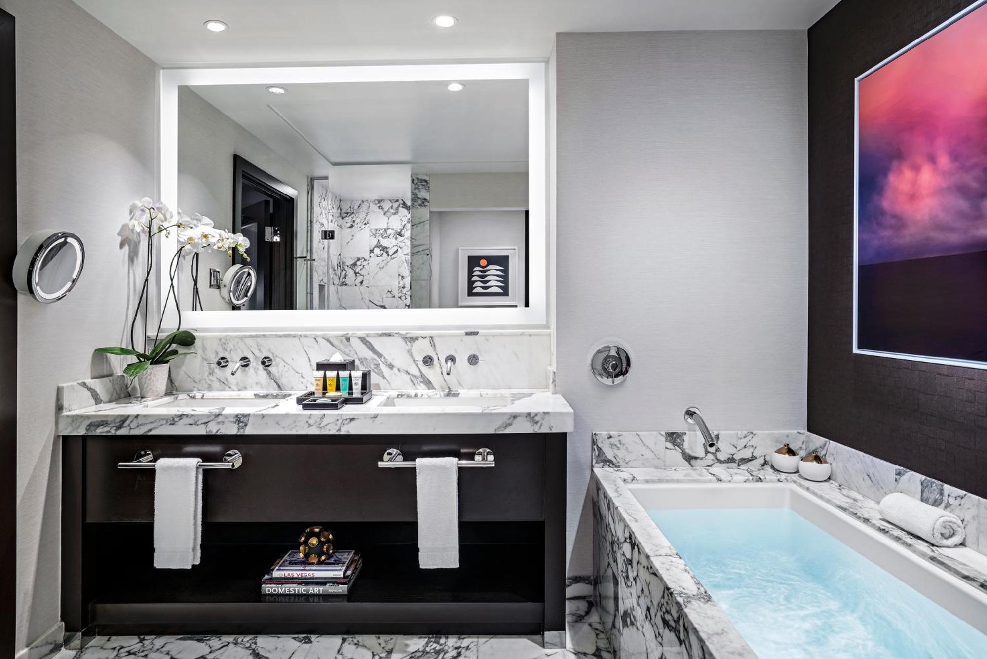 Luxury Room City View Two Queen