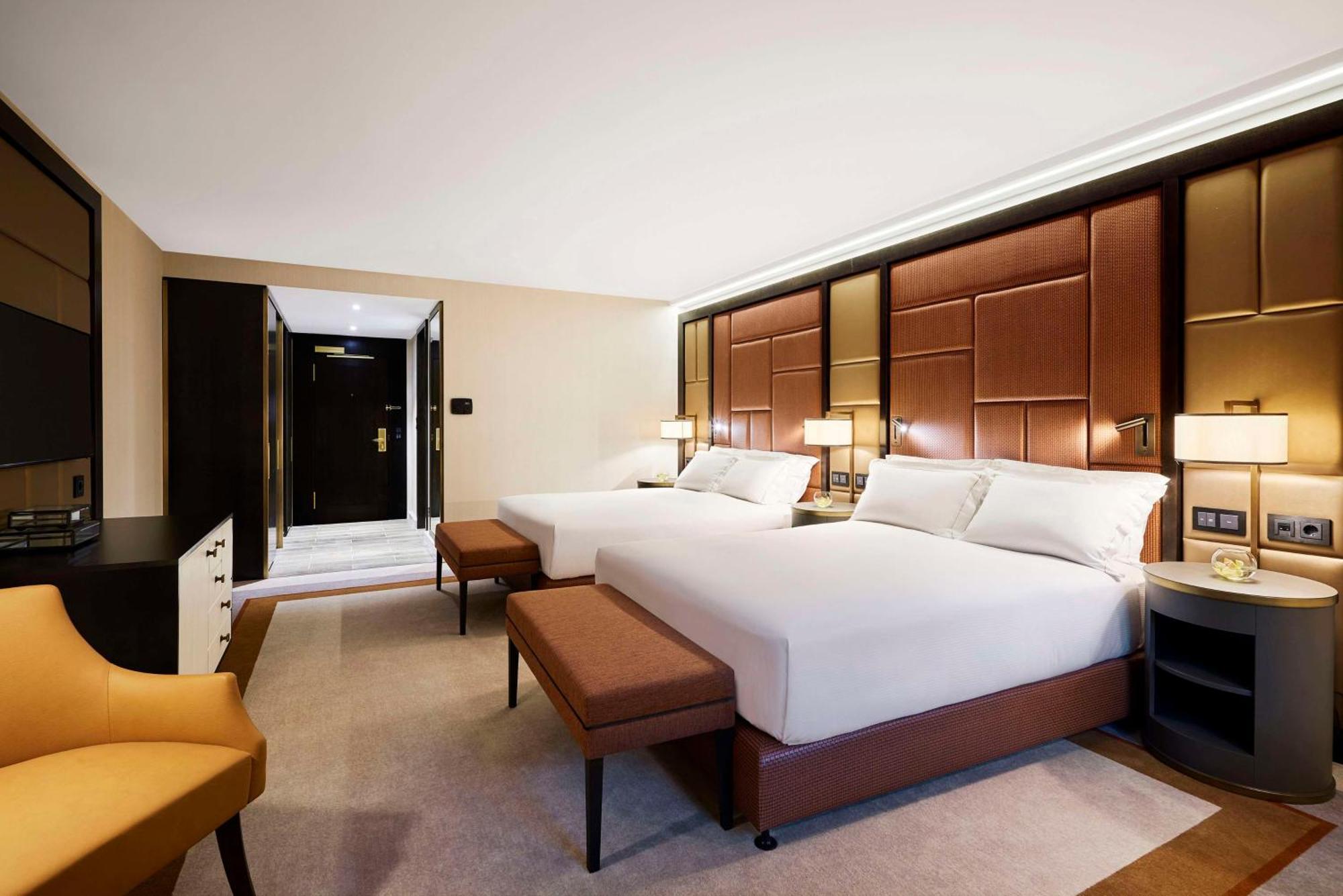 Superior Queen Room Street View