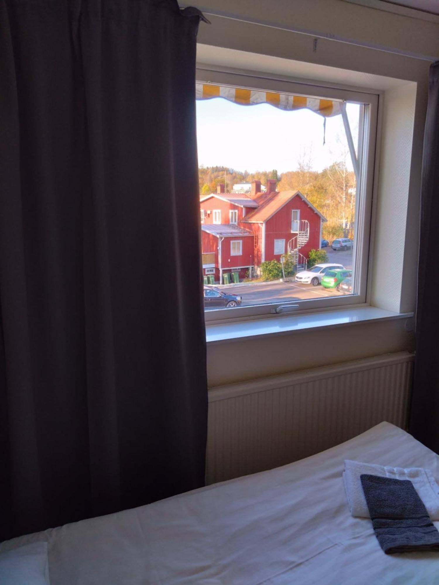 Enkelrum med eget badrum.