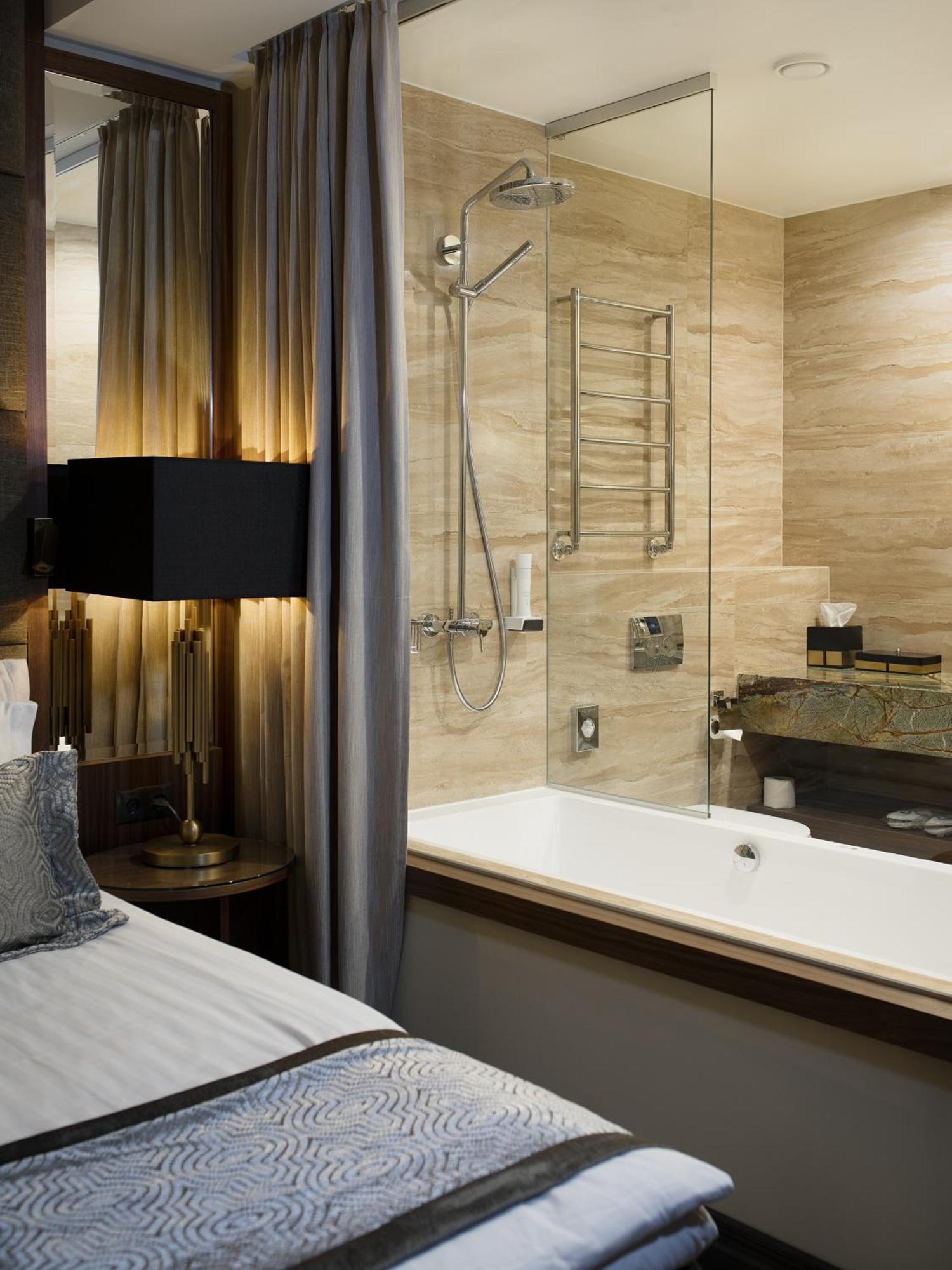 Deluxe Room access to the V Spa water sauna area