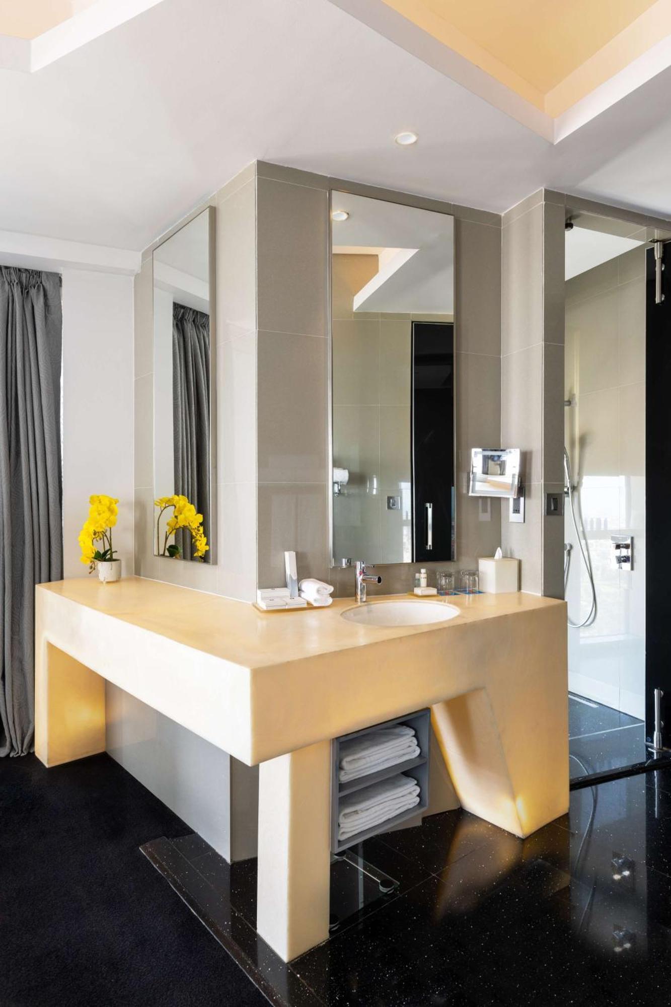 Round Bed V Suite