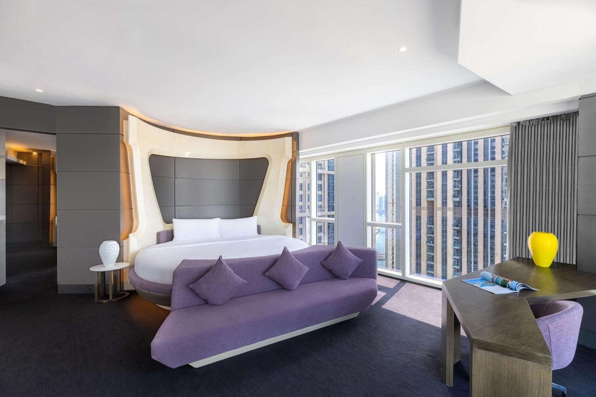 Round Bed V Suite
