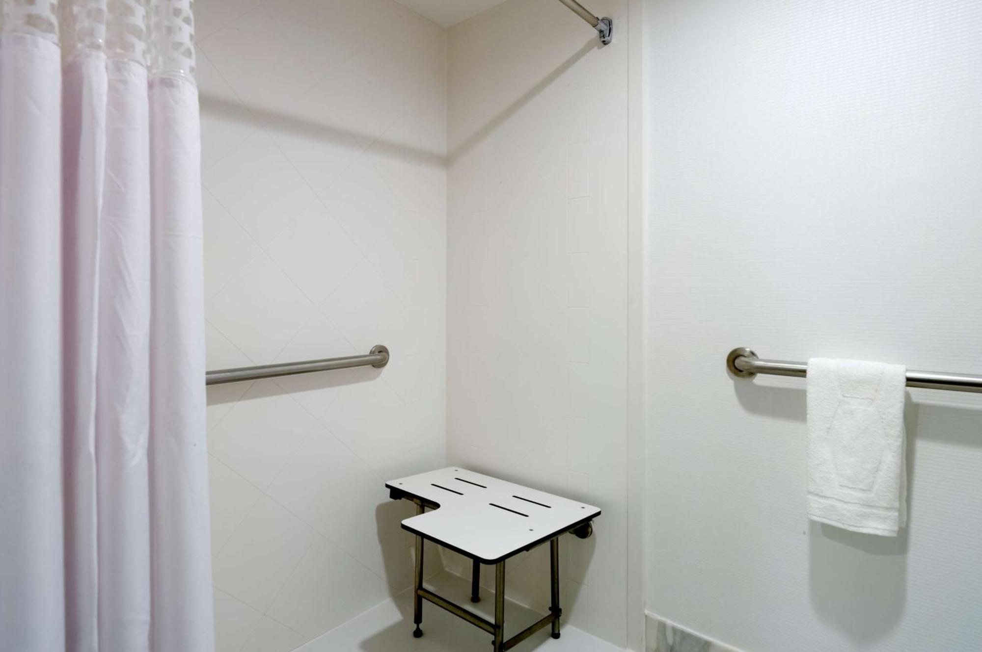King Room with Roll-In Shower - Mobility Access/Non-Smoking,1548875806:JPEG