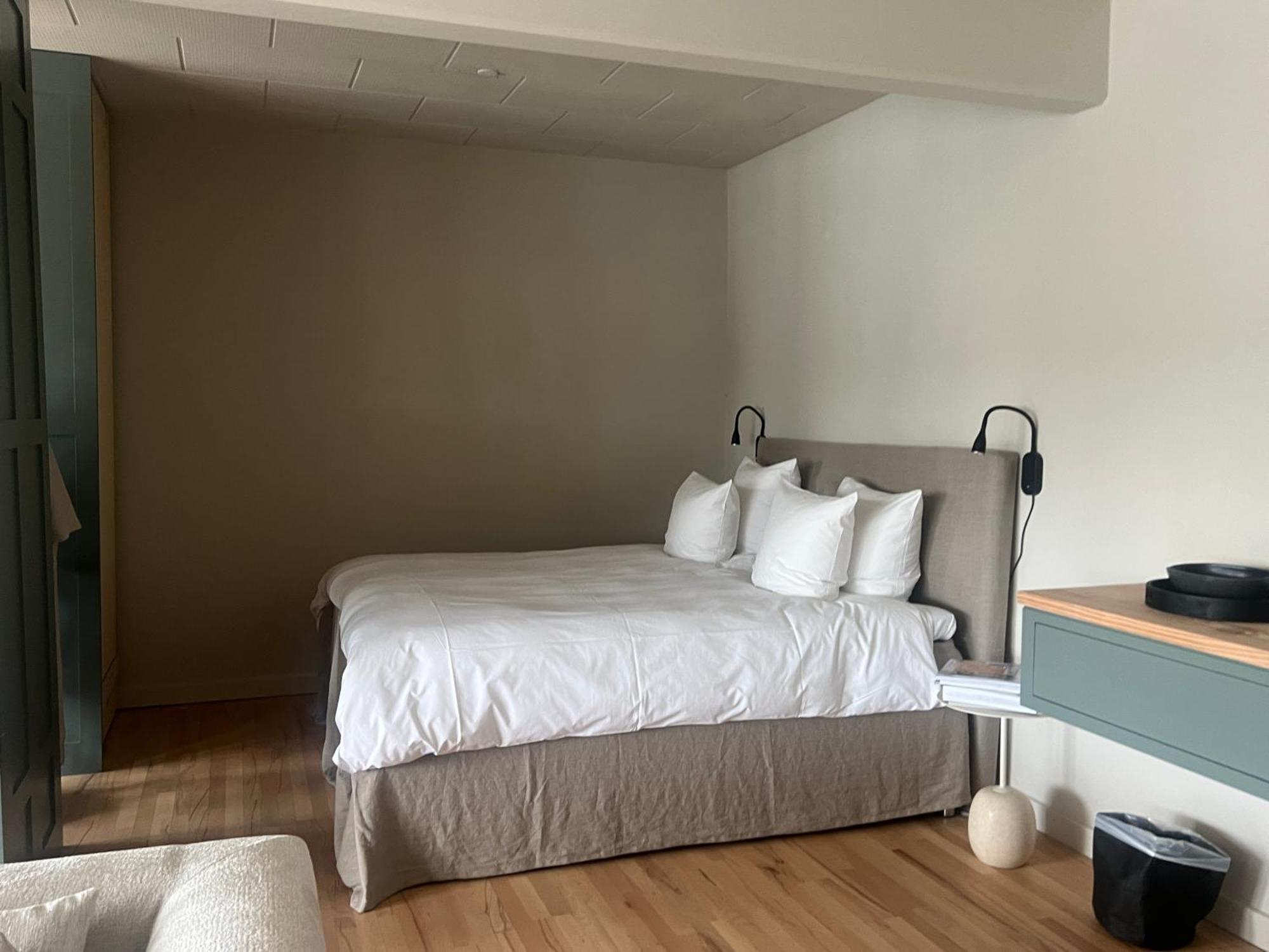 Two-Bedroom Penthouse Balcony & Habour View
