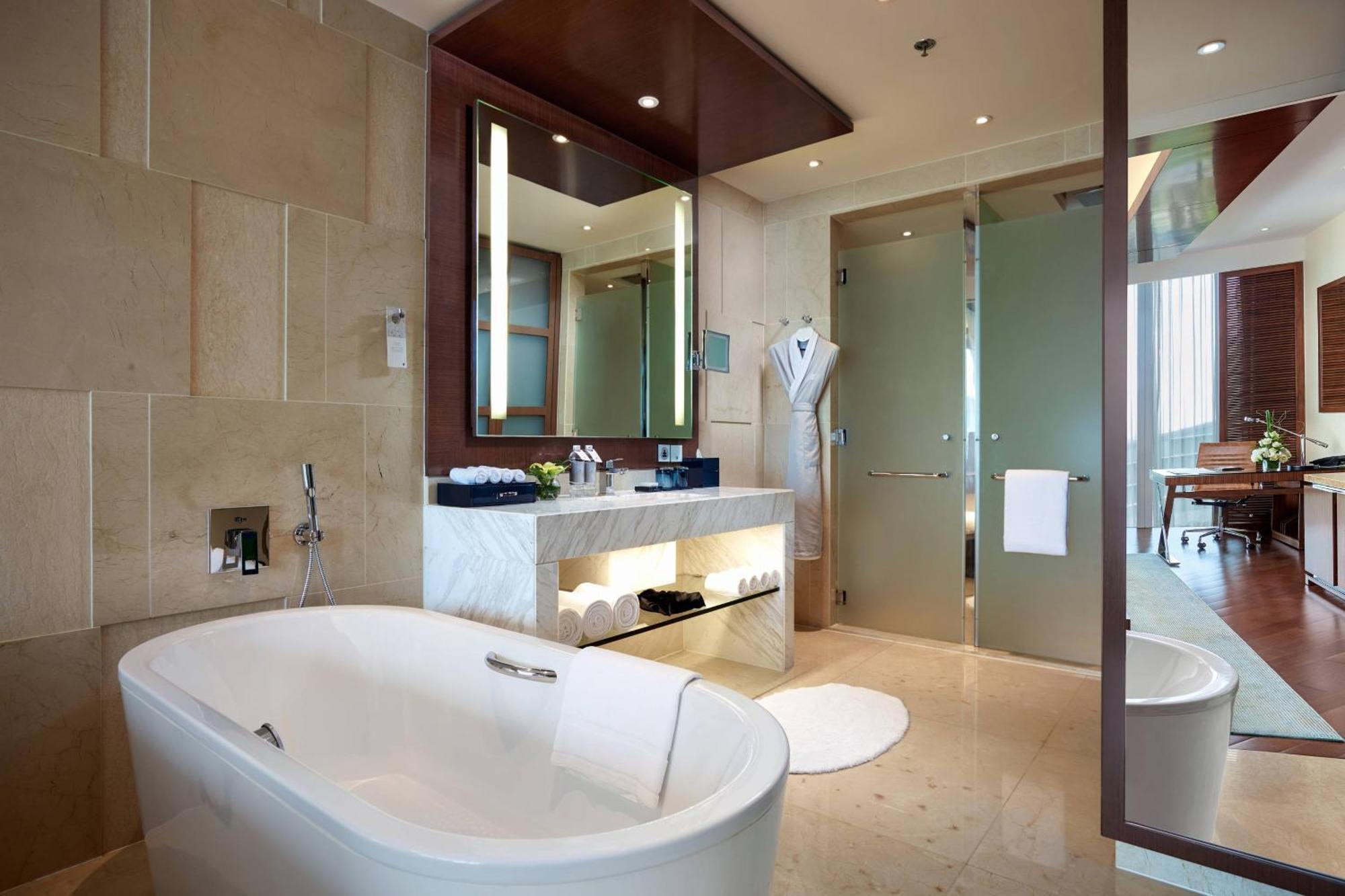 Executive Double Balcony Room Executive lounge access 2 Double Lake View