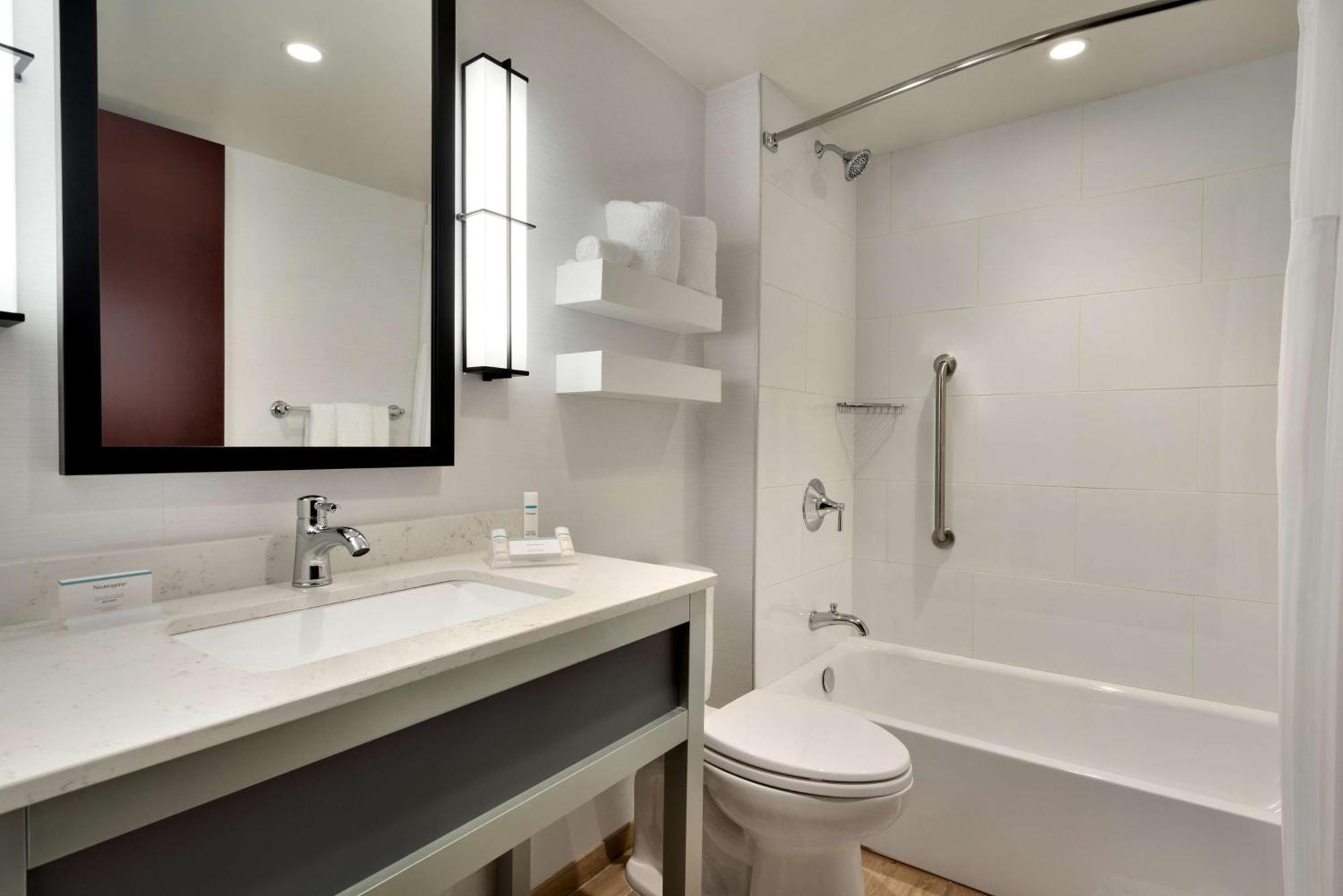 King Room with Roll-In Shower - Mobility/Hearing Accessible