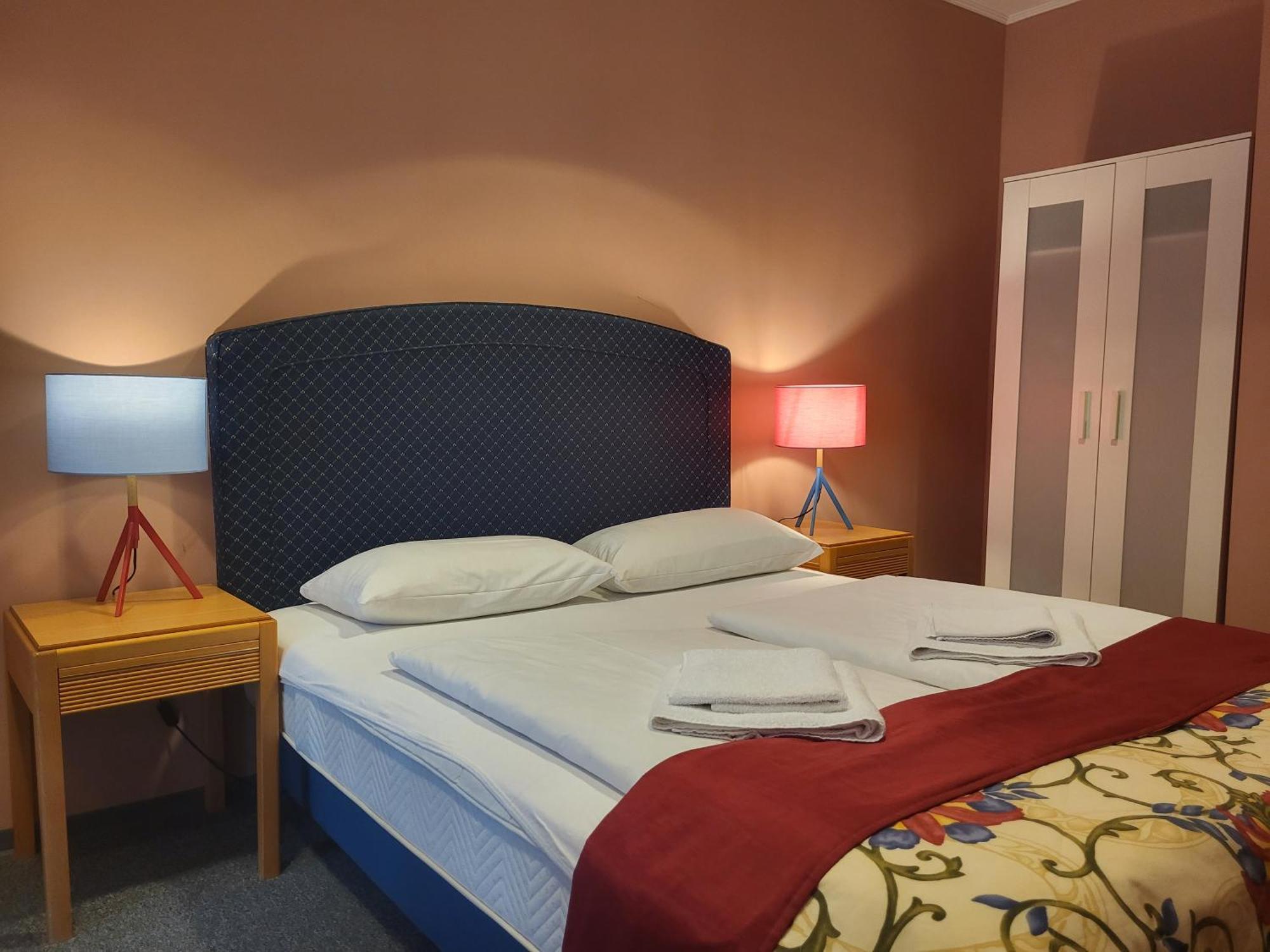 Værelse med queensize-seng