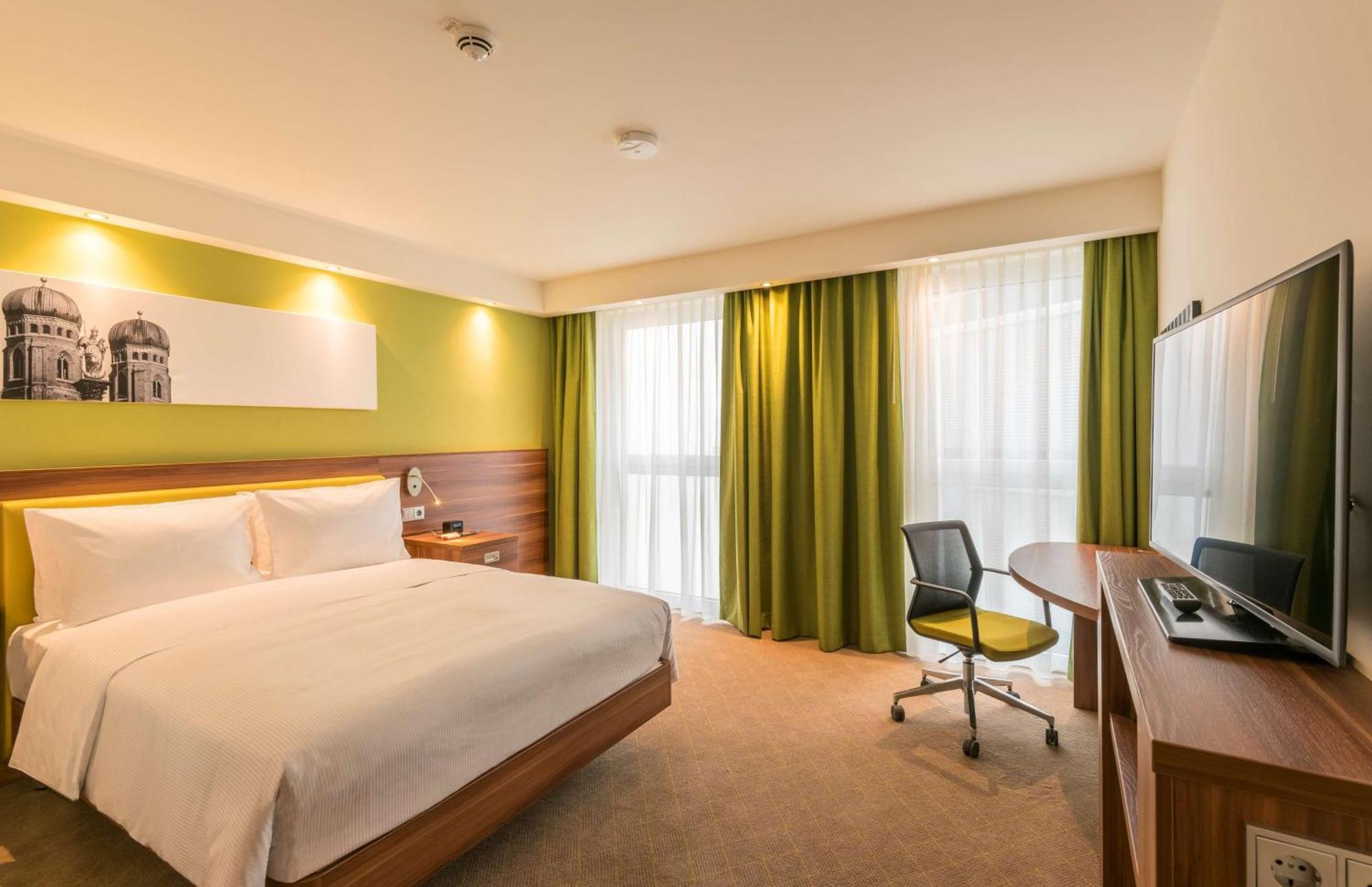 Queen Room Accessible