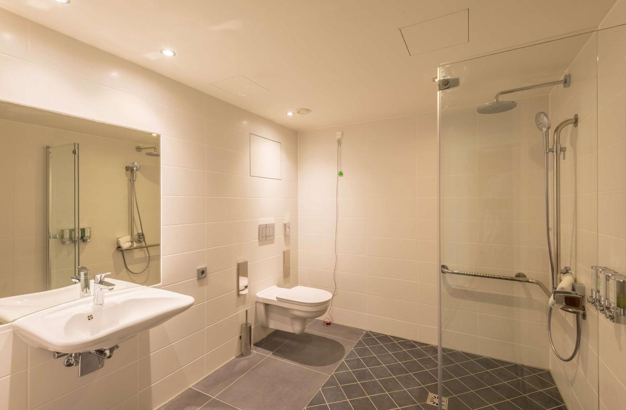 Queen Room Accessible