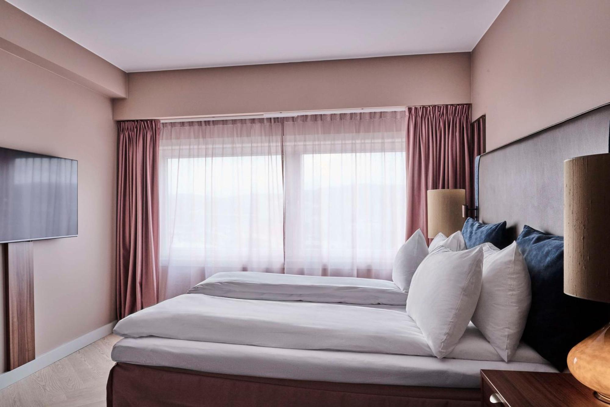 Junior Suite with Harbor View,1553204929:JPEG