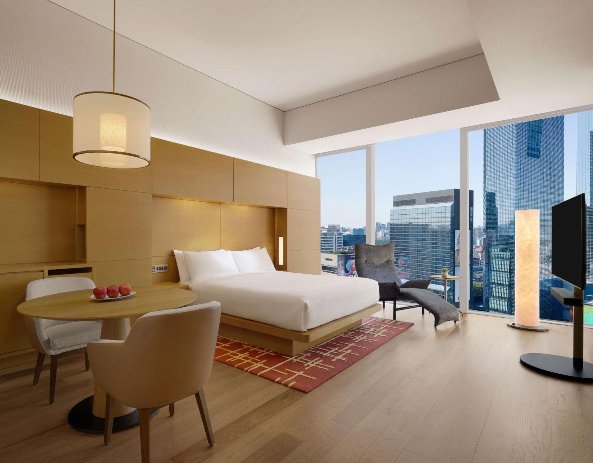 1 King Bed, City View, Premium,1319095198:JPEG