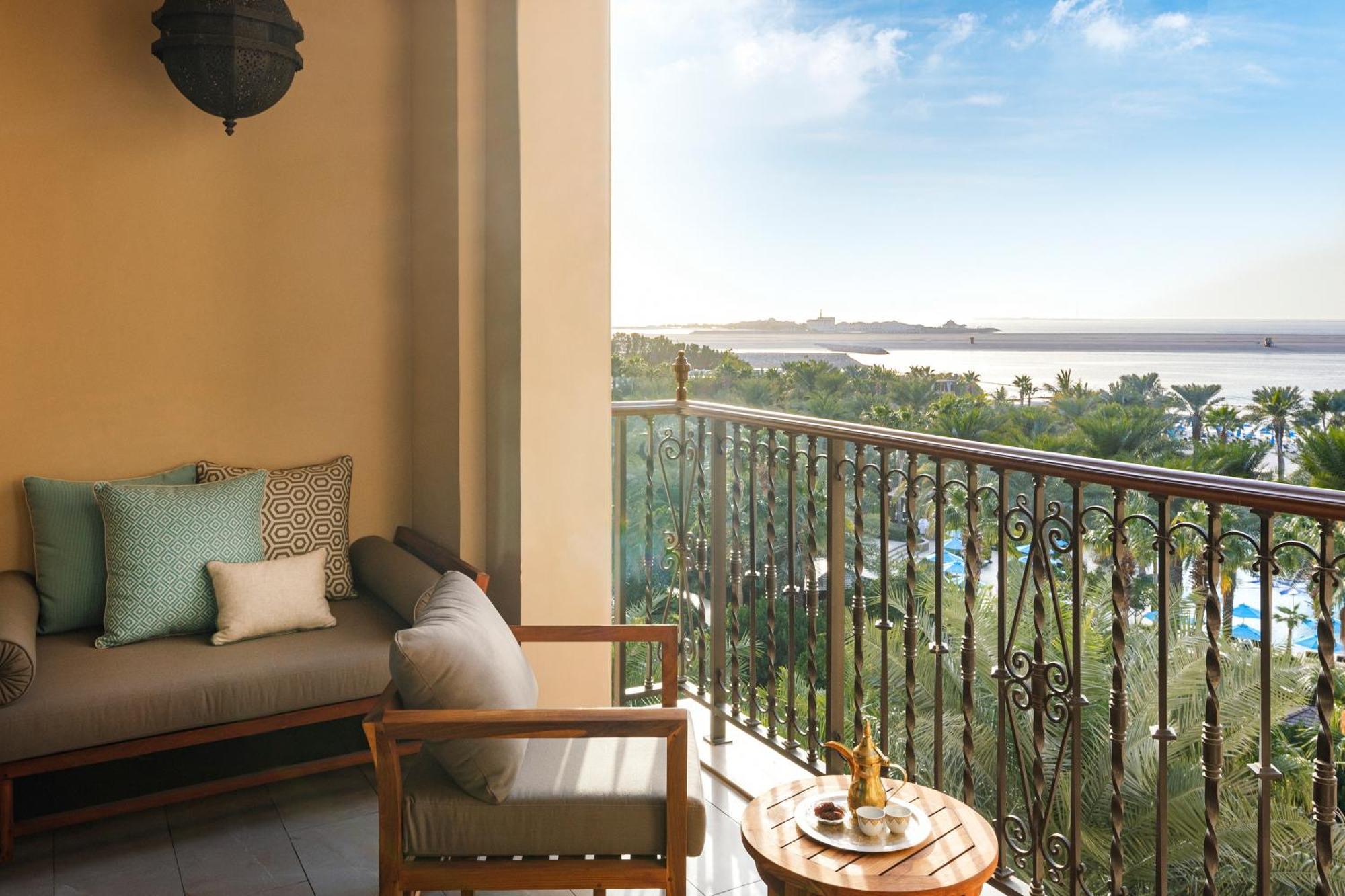 Sea View Suite king bed