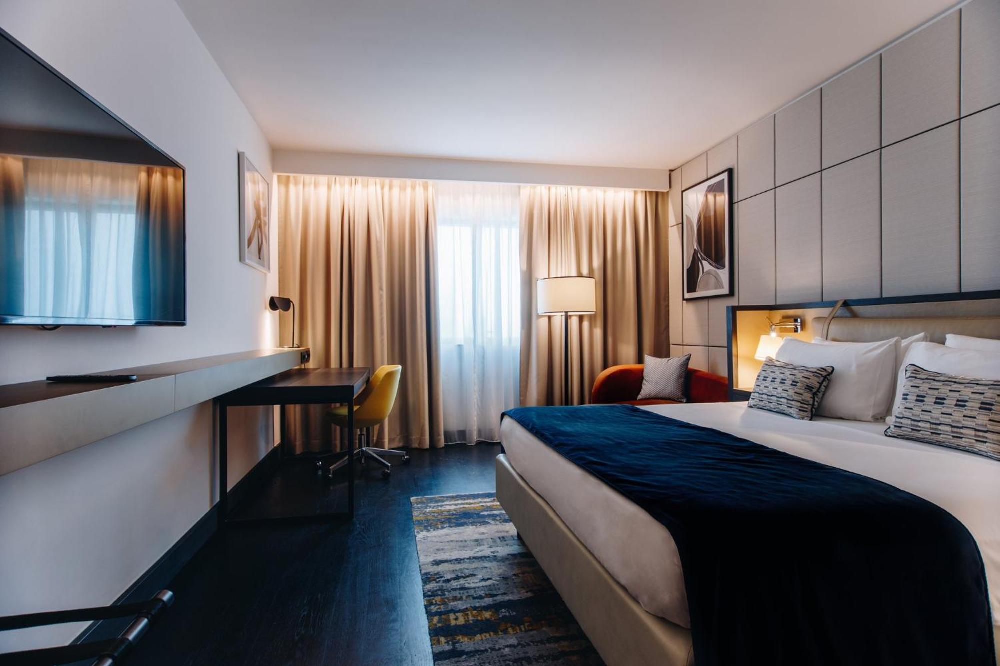 Standard King Room with Lounge Access