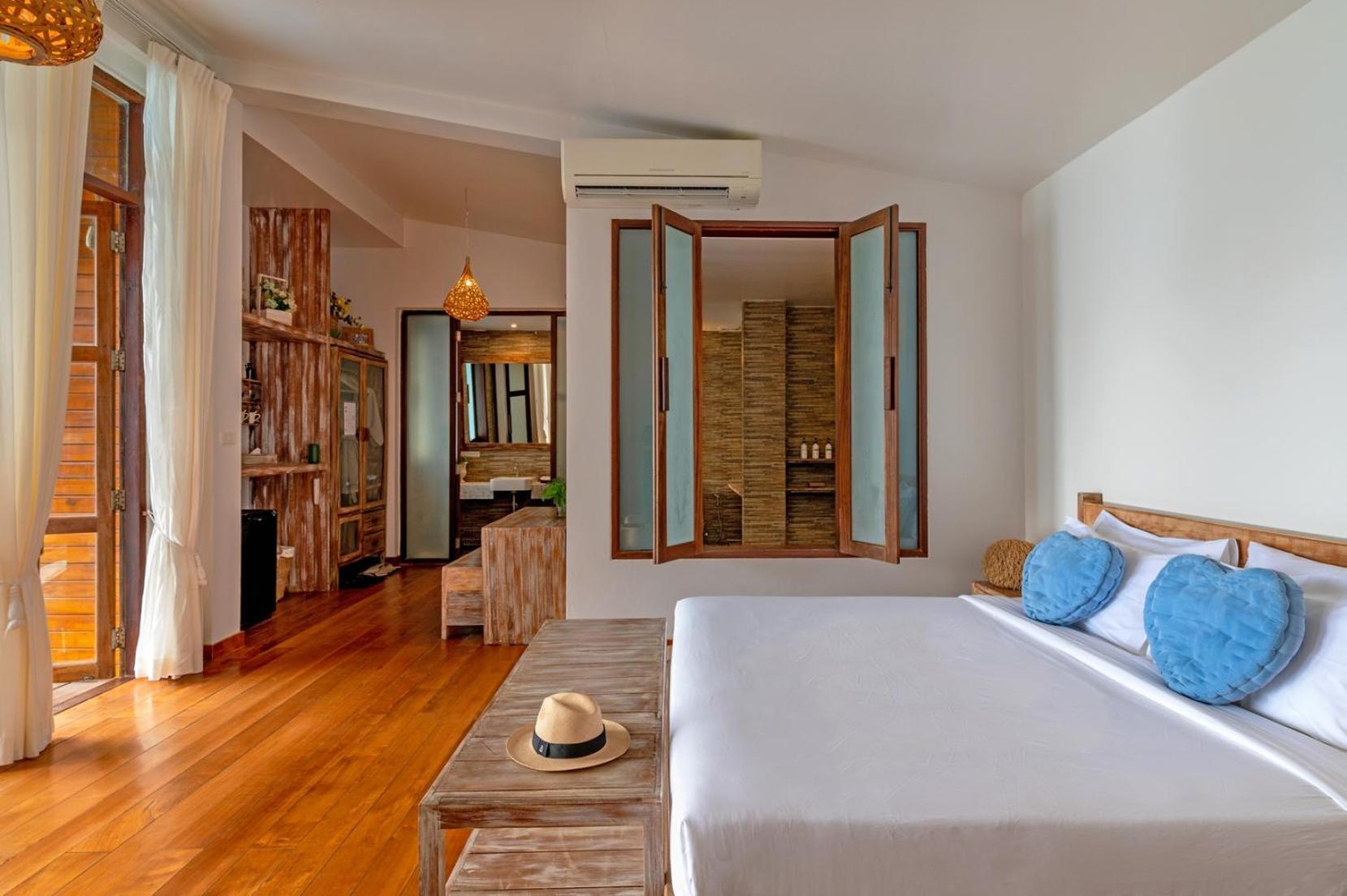 Villa Pool Access