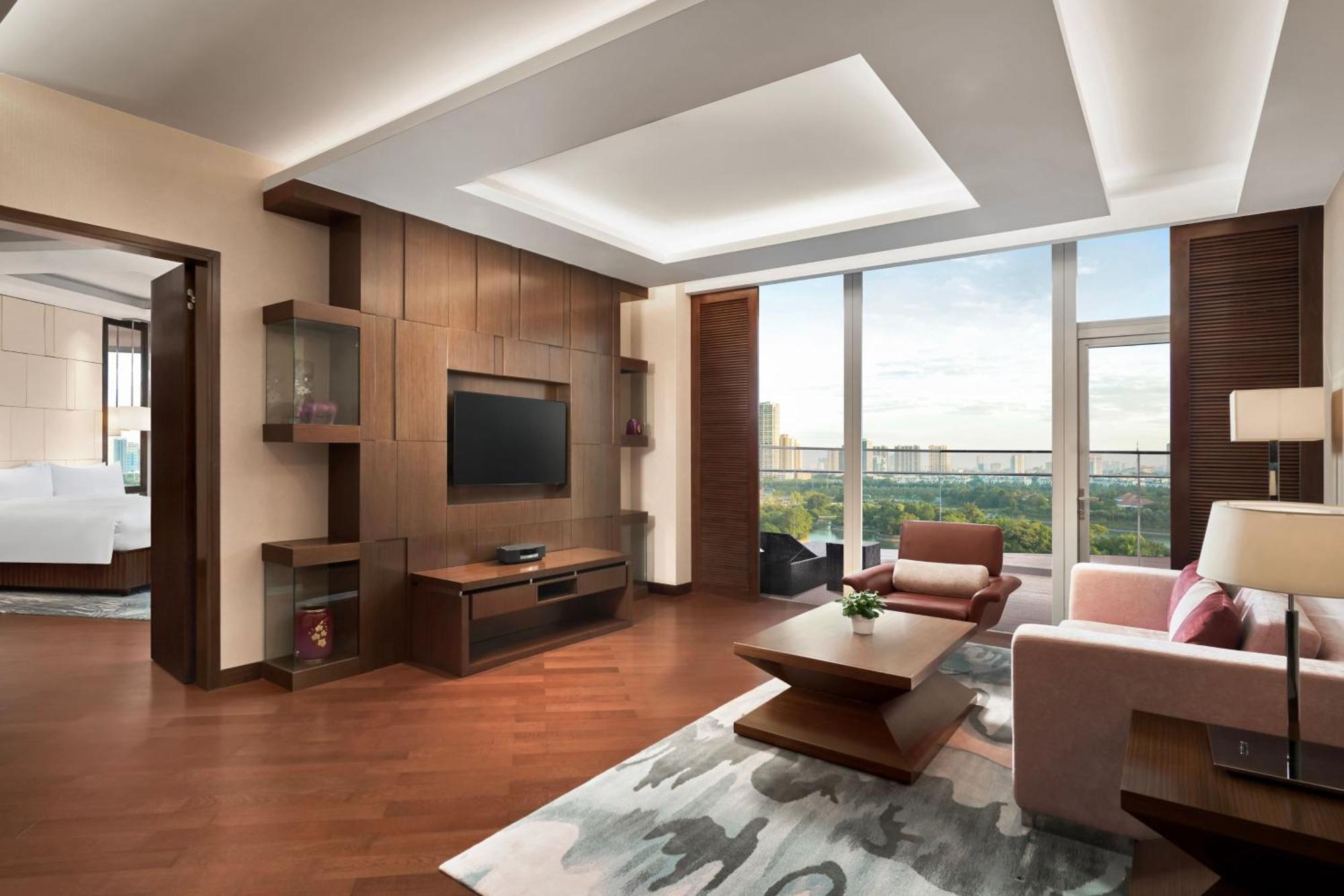 Executive Suite Balcony Executive lounge access 1 King Lake View