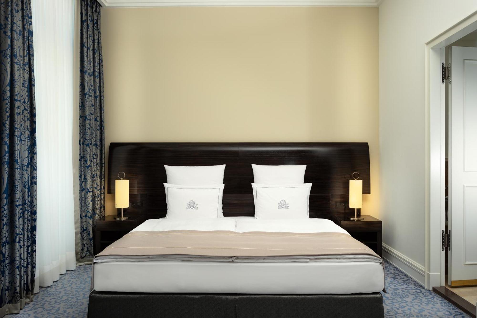 Deluxe Guest Room with 1 King,1566919472:JPEG