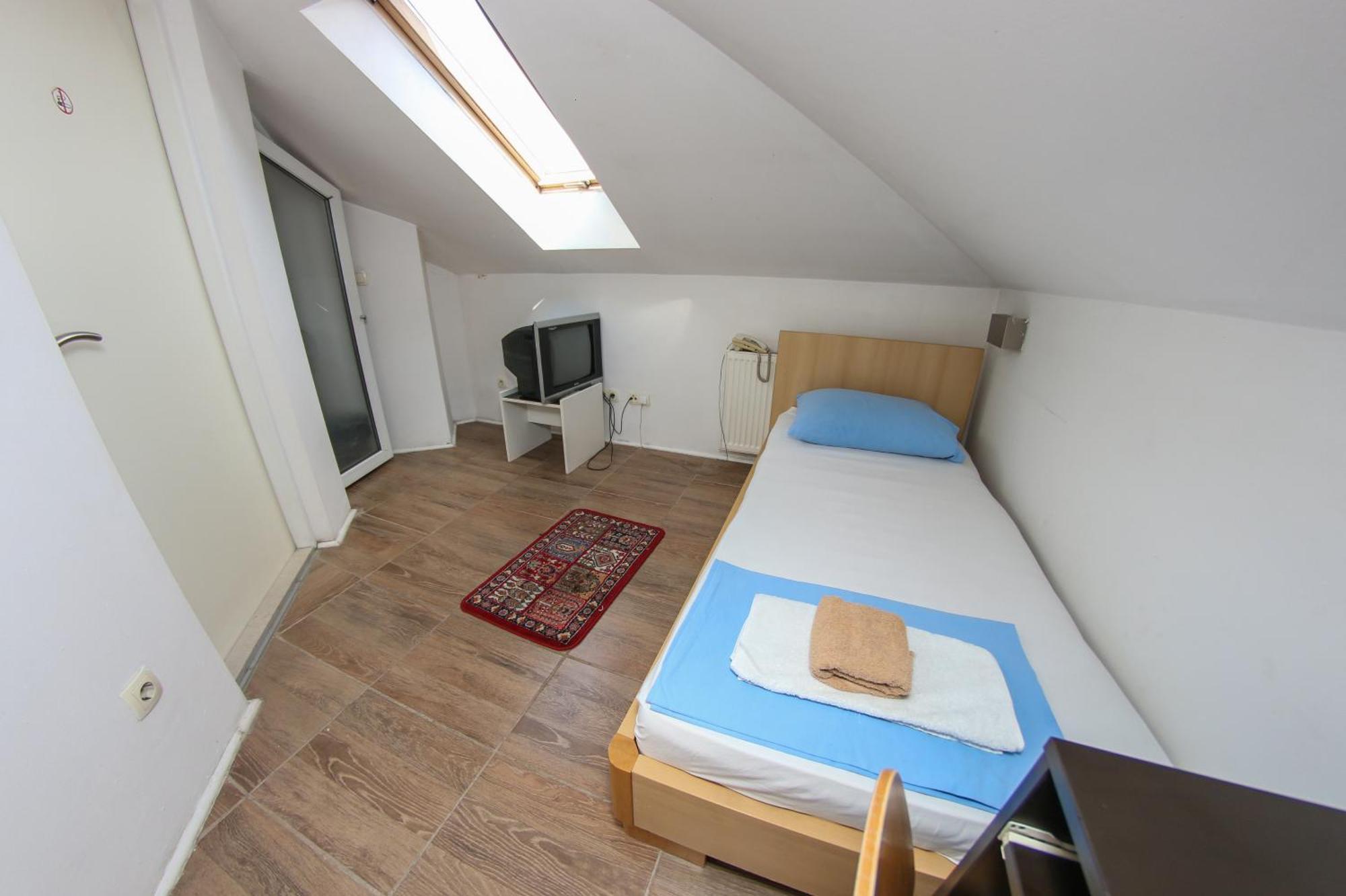 Single Room,1588058173:JPEG