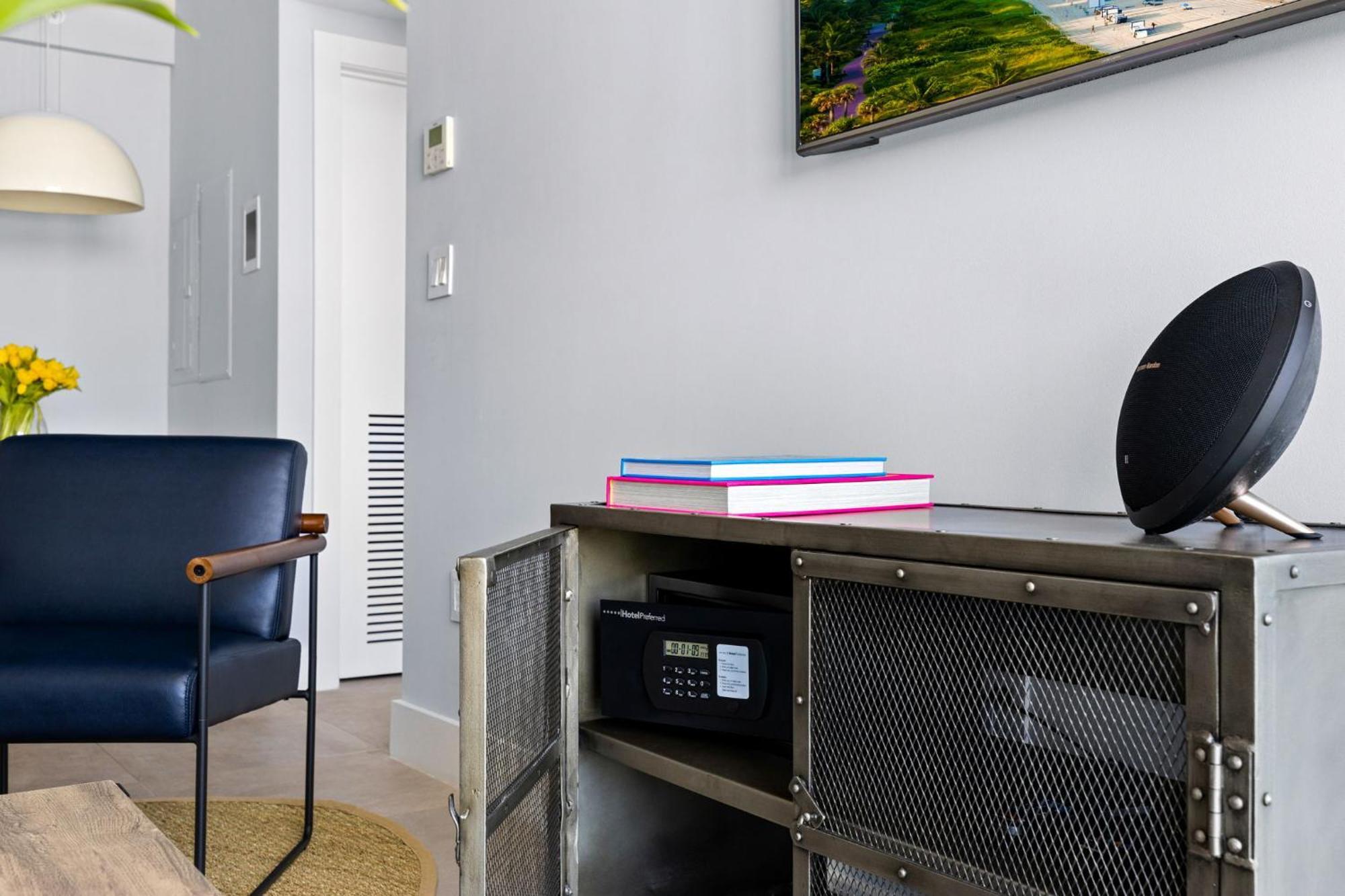 Signature King One Bedroom Suite Kitchenette Balcony