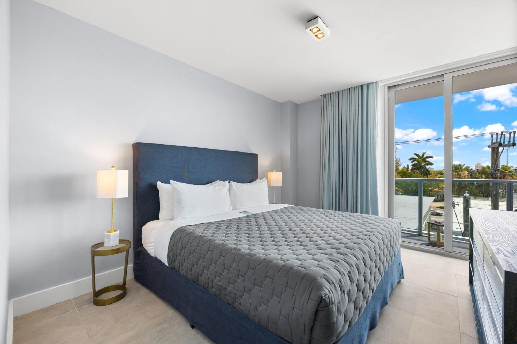 Signature King One Bedroom Suite Kitchenette Balcony