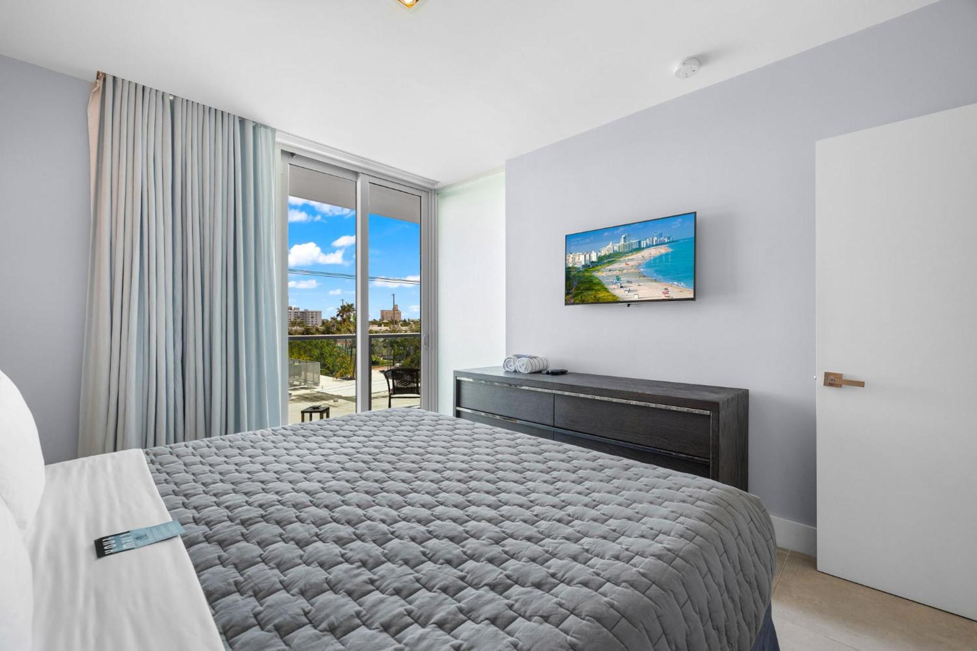 Signature King One Bedroom Suite Kitchenette Balcony