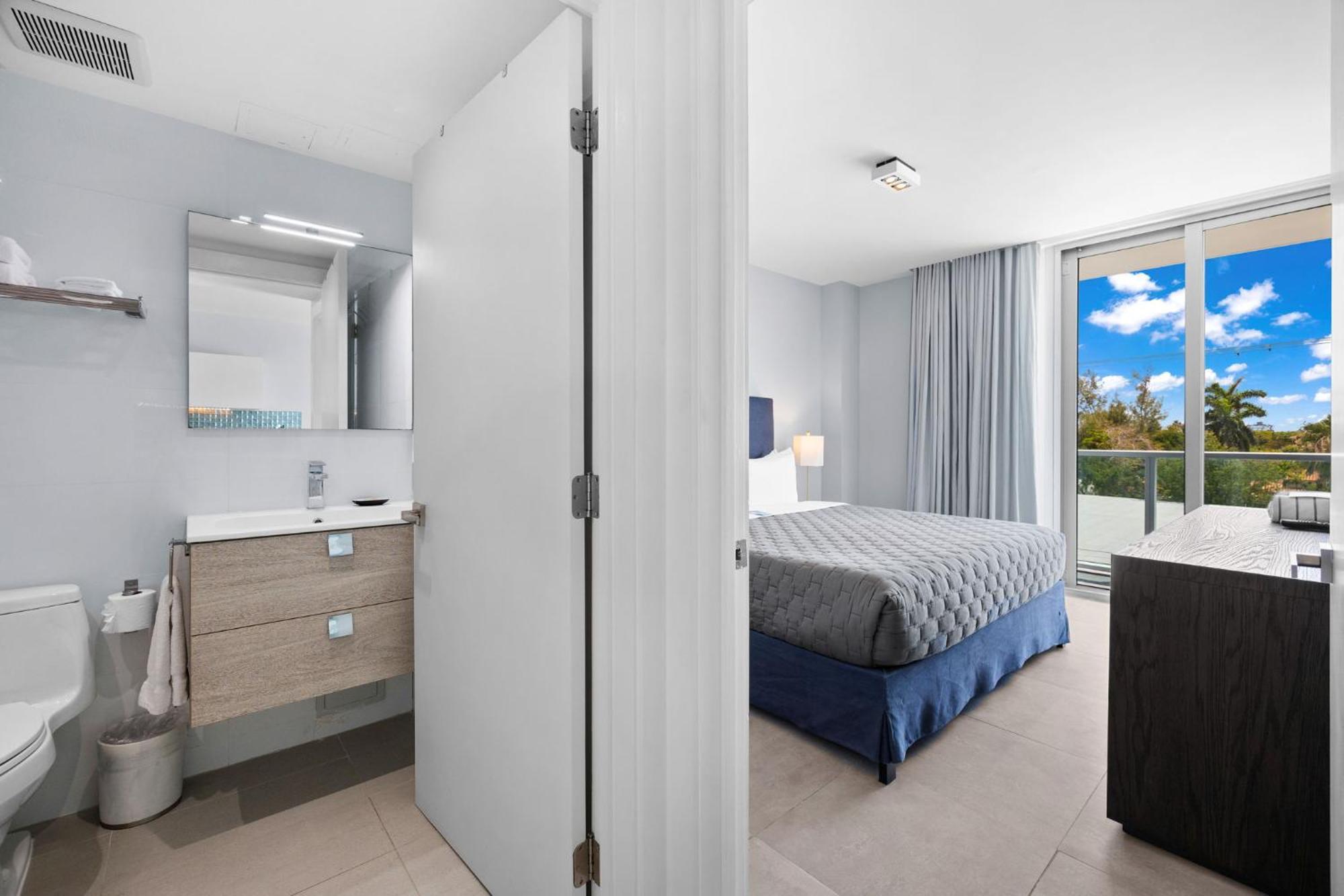 Signature King One Bedroom Suite Kitchenette Balcony