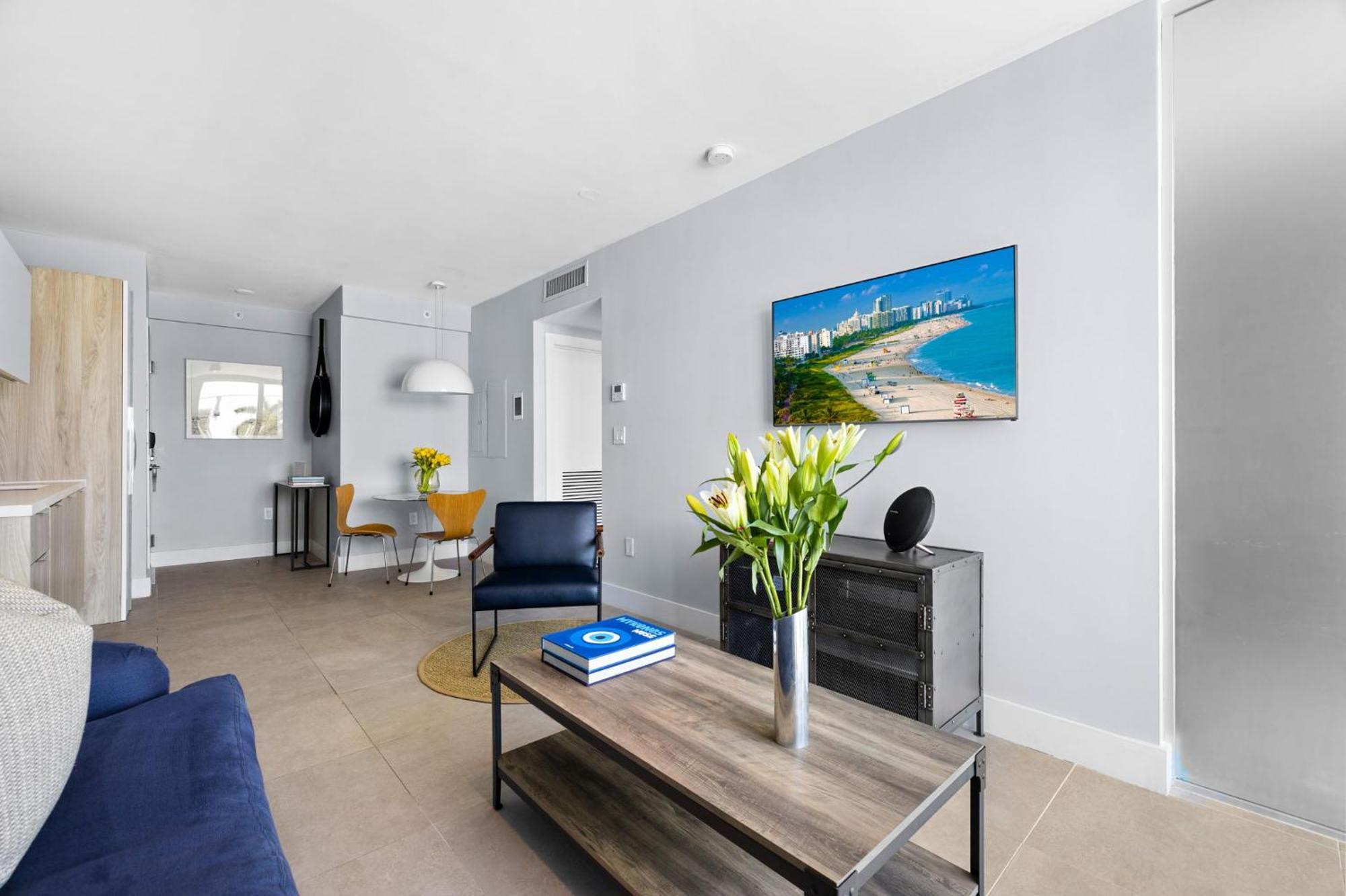 Signature King One Bedroom Suite Kitchenette Balcony