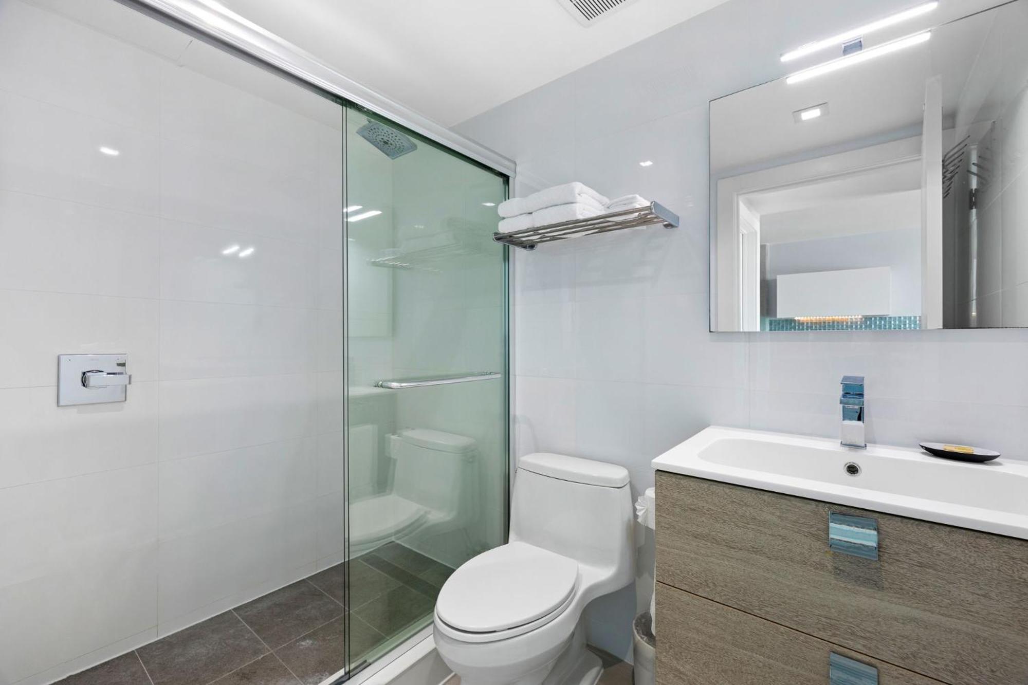 Signature King One Bedroom Suite Kitchenette Balcony