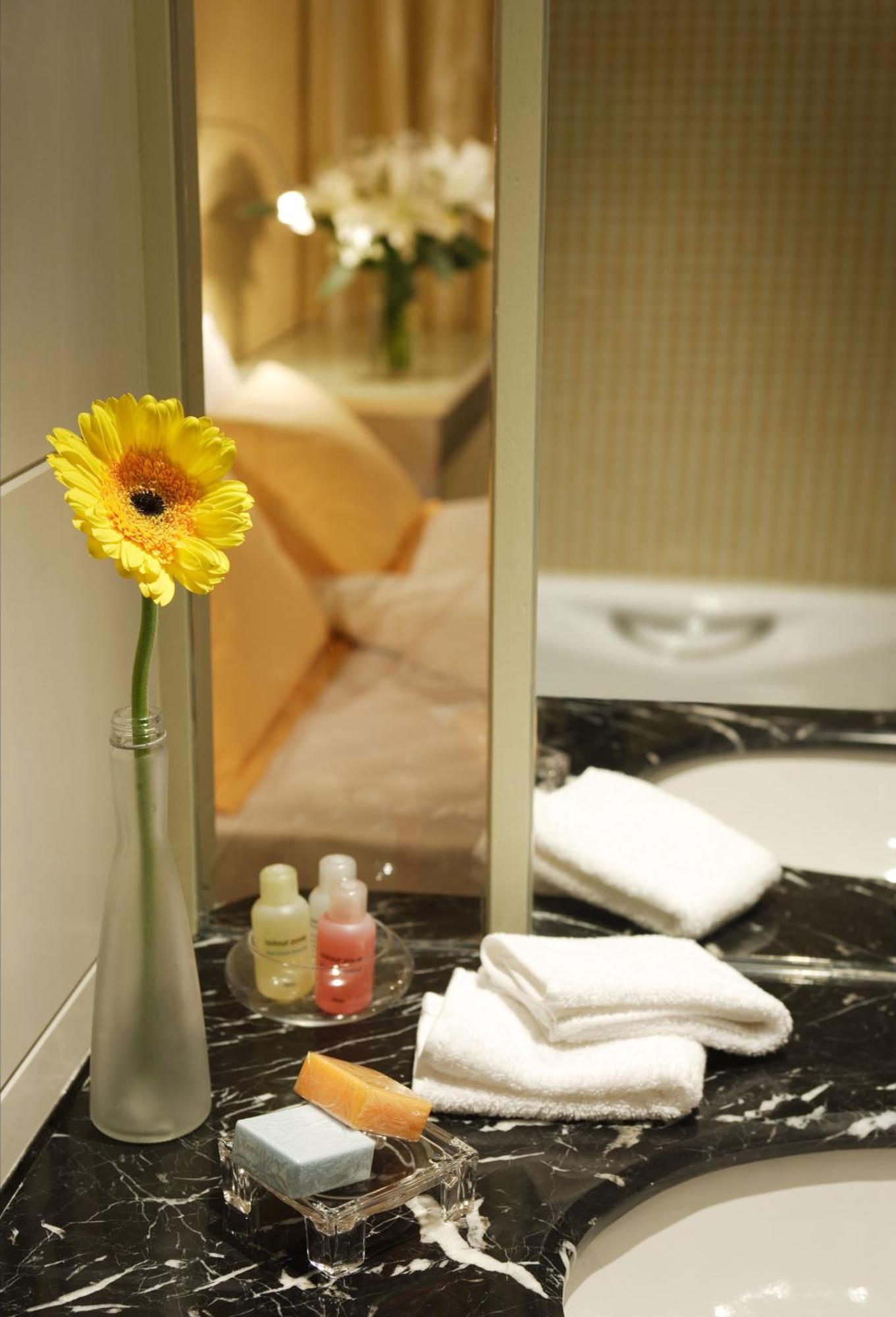 Two-Bedroom Queen Twin Suite