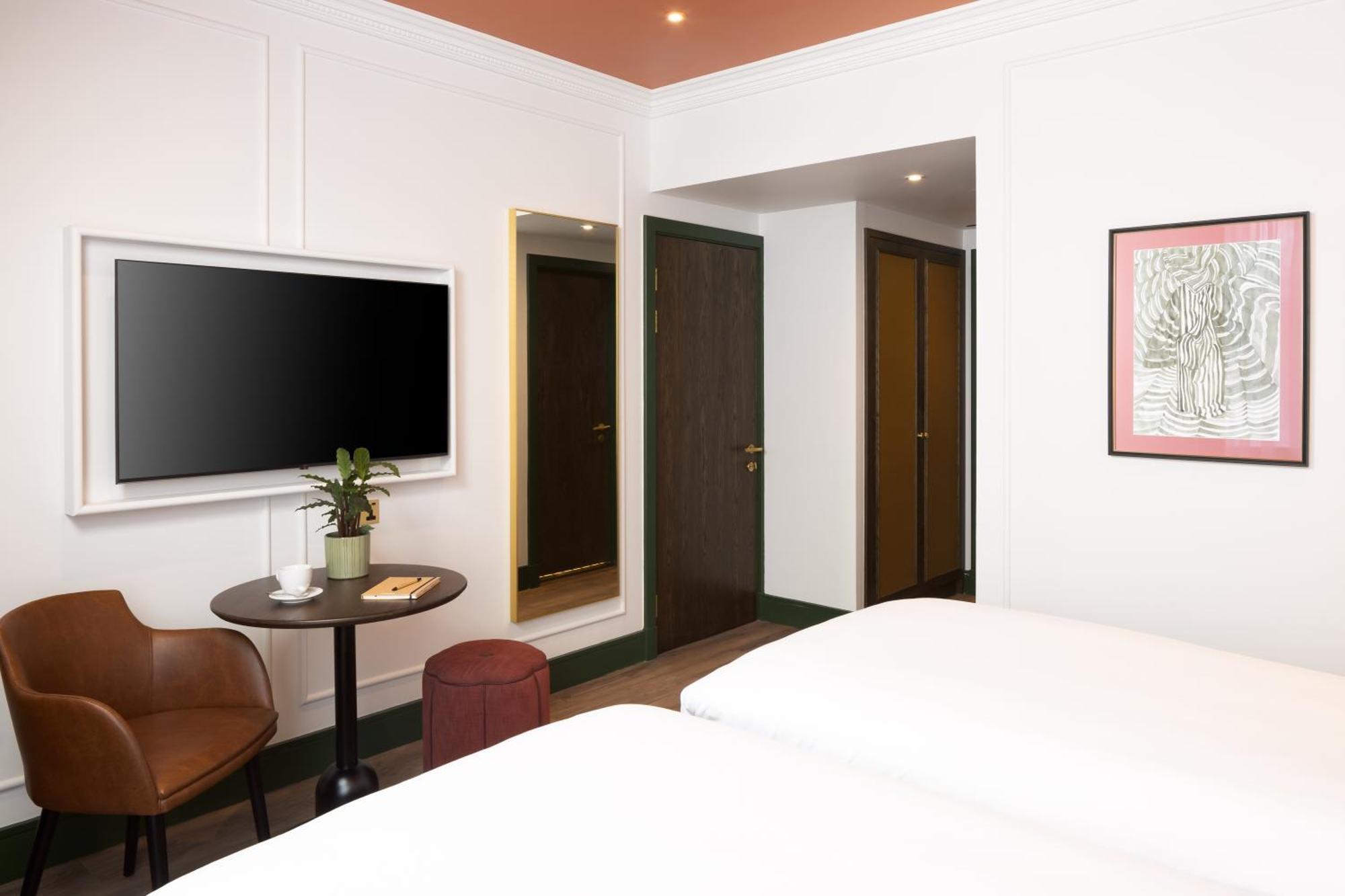 Premium Twin Room Street View