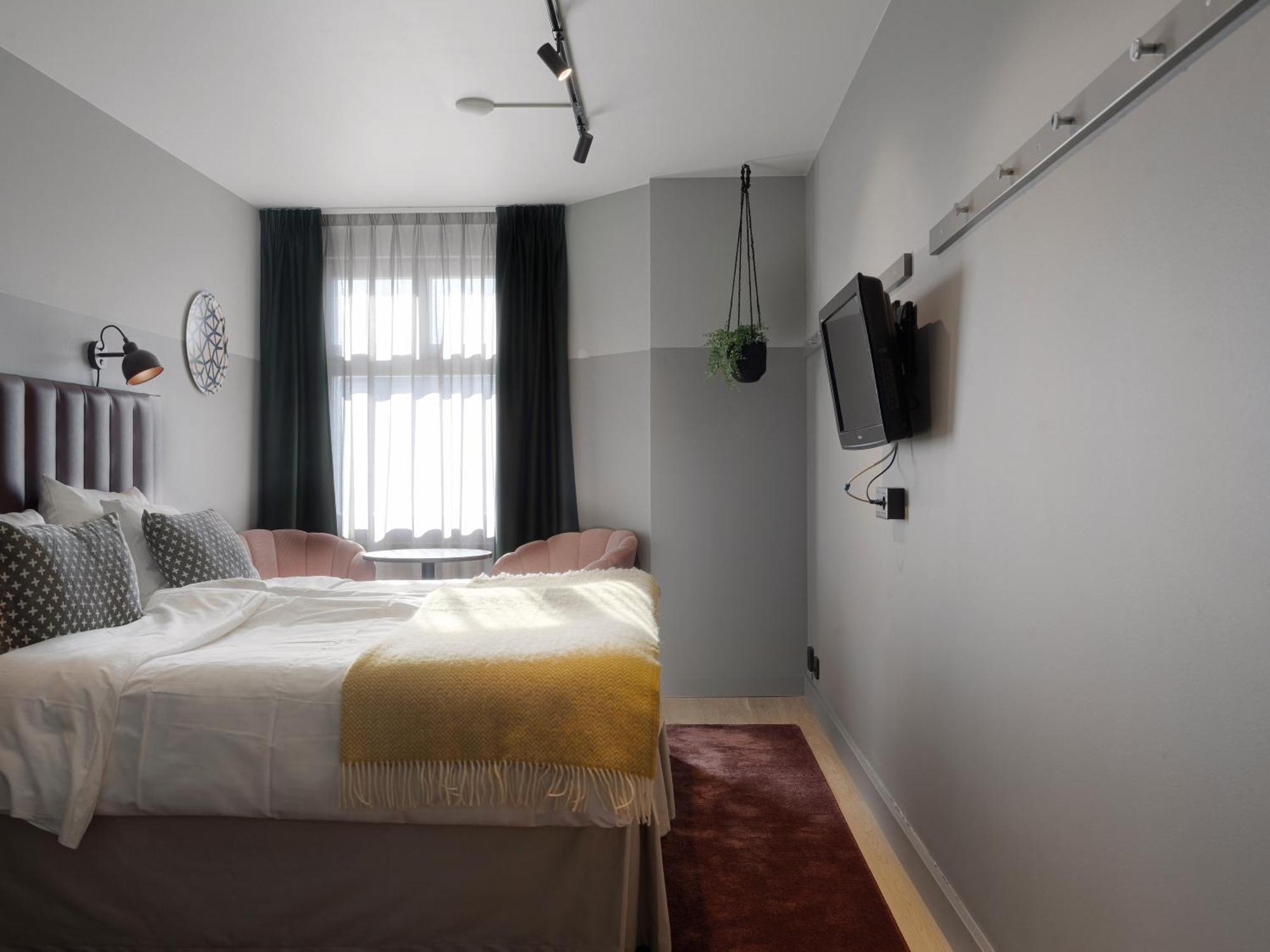 Twin Room,1586828536:JPEG