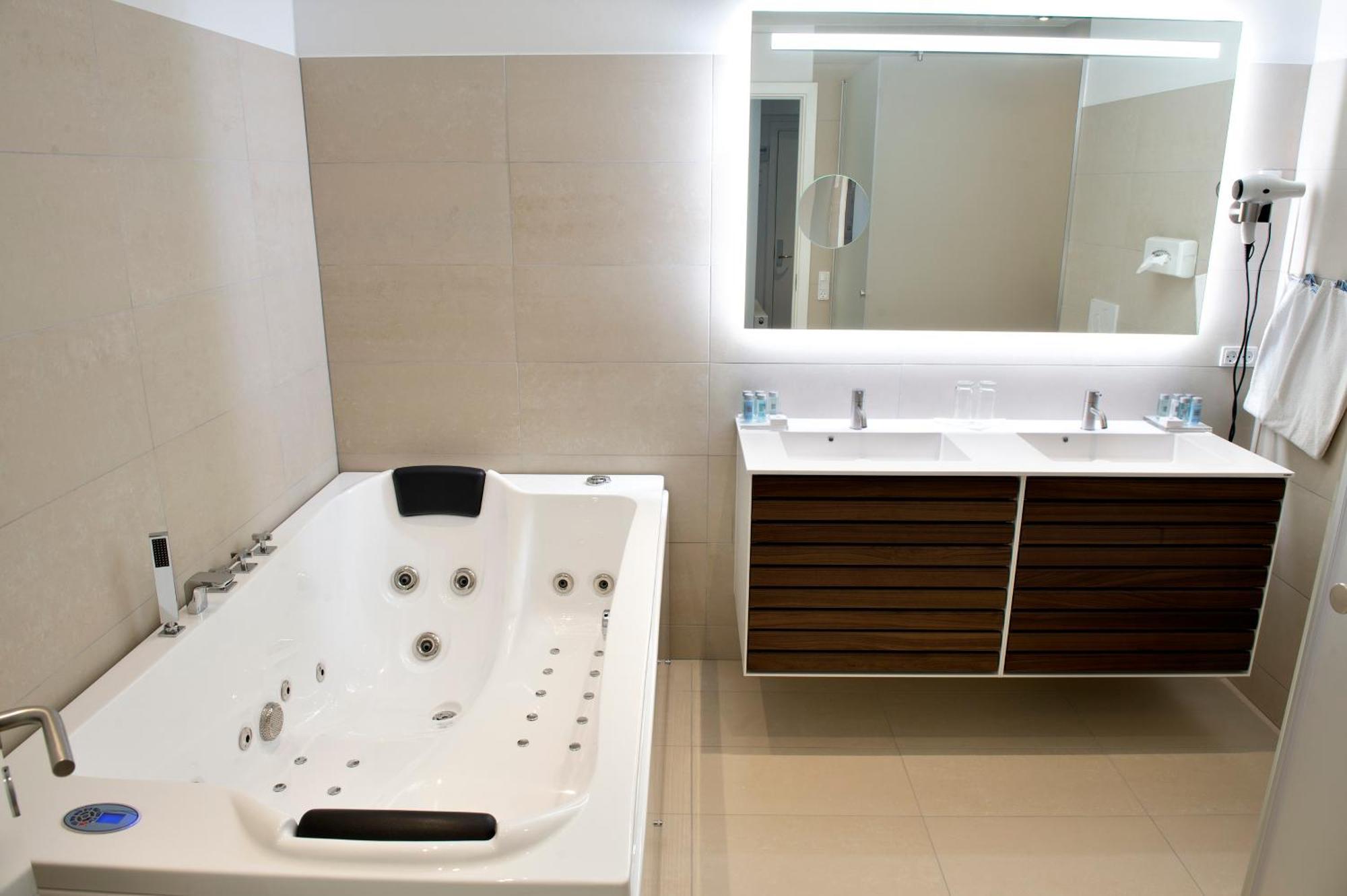 King Suite Jacuzzi