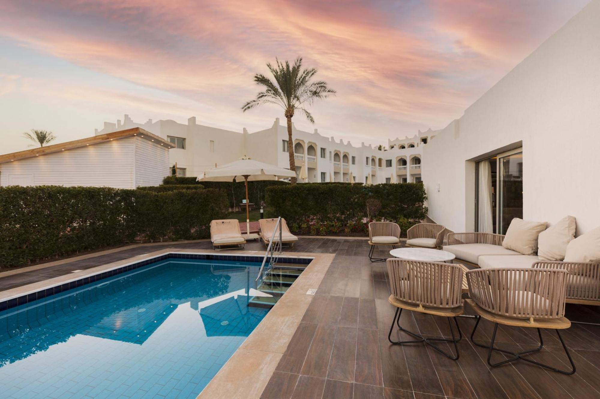 Diamond Pool Suite Posh Club
