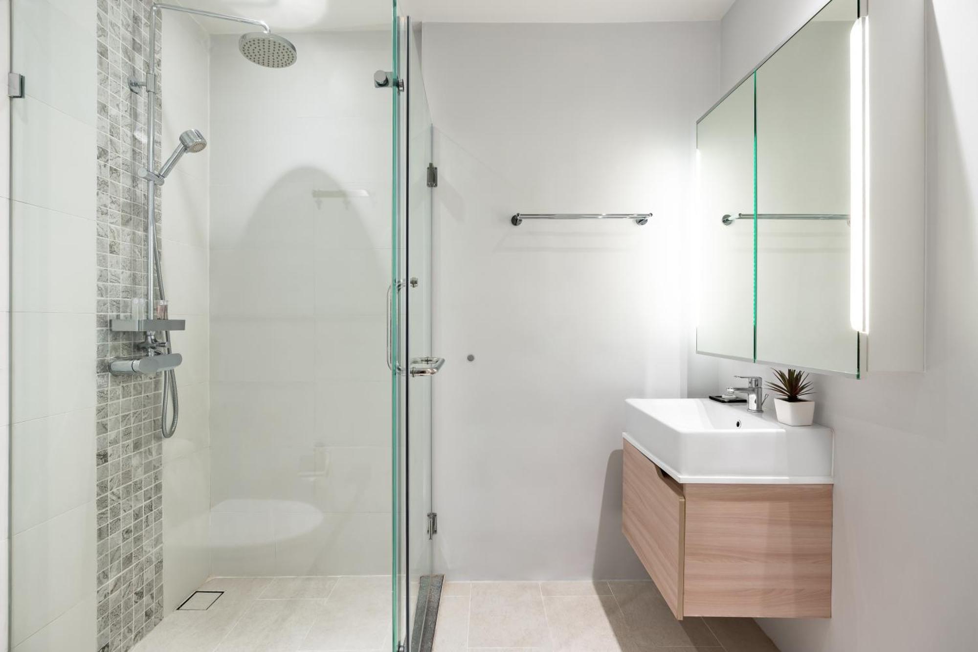 Grand Deluxe Suite Hollywood Twin Pool View