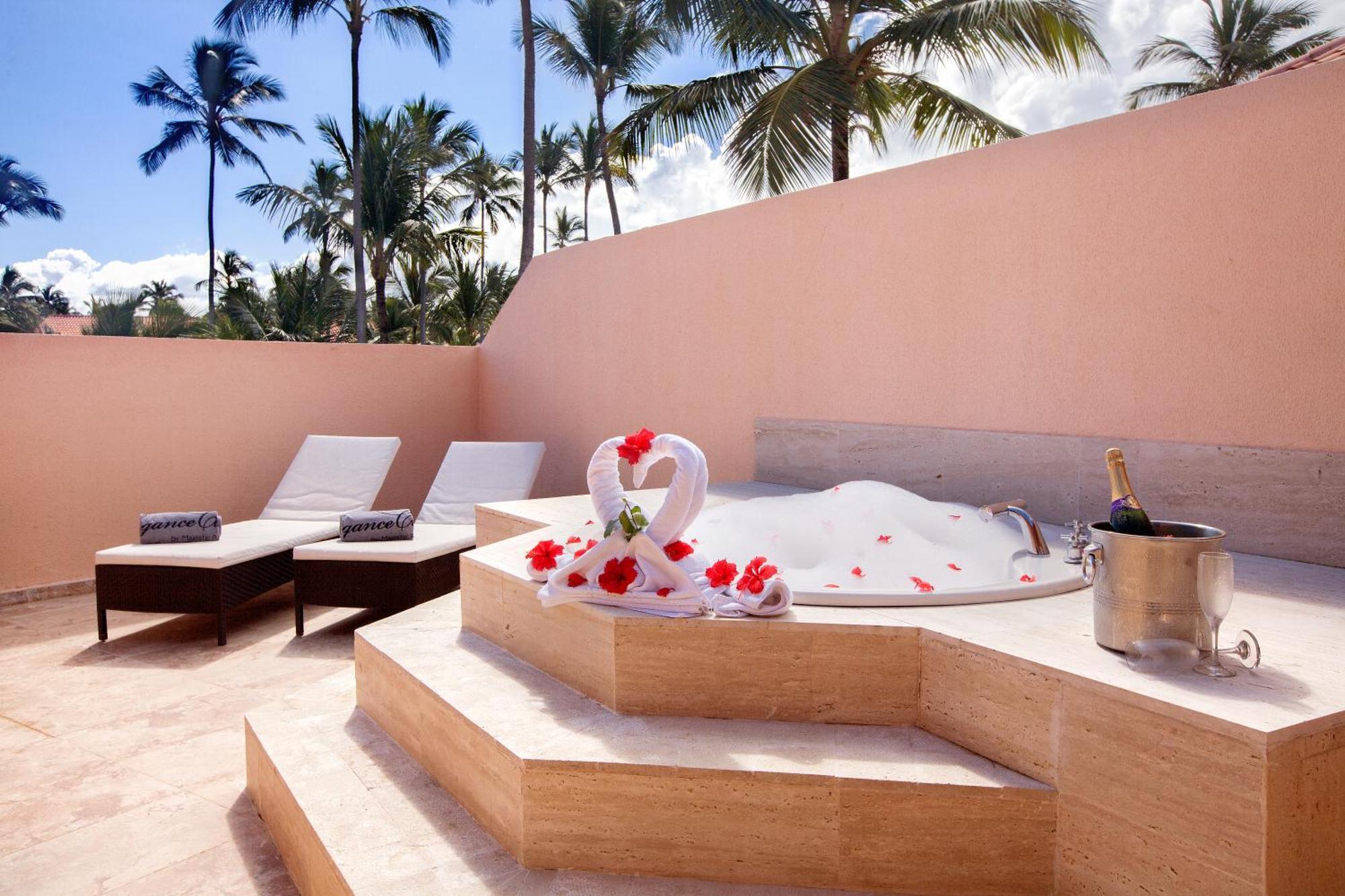 Colonial Jr. Suite with Outdoor Jacuzzi - Free Wifi,68187305:JPEG