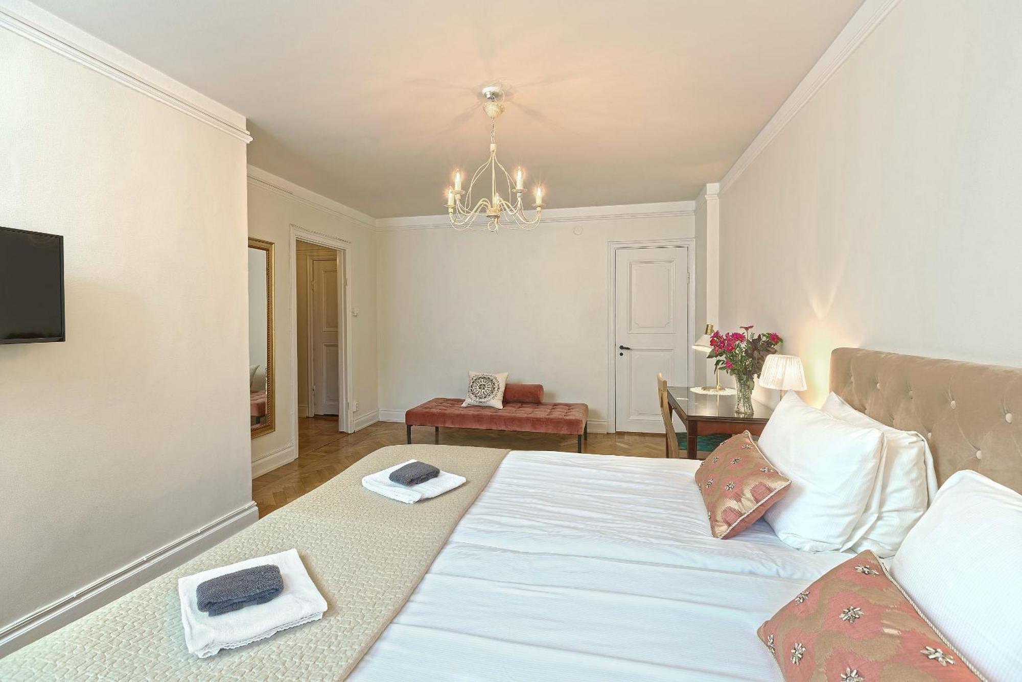 Large Studio Private Bathroom