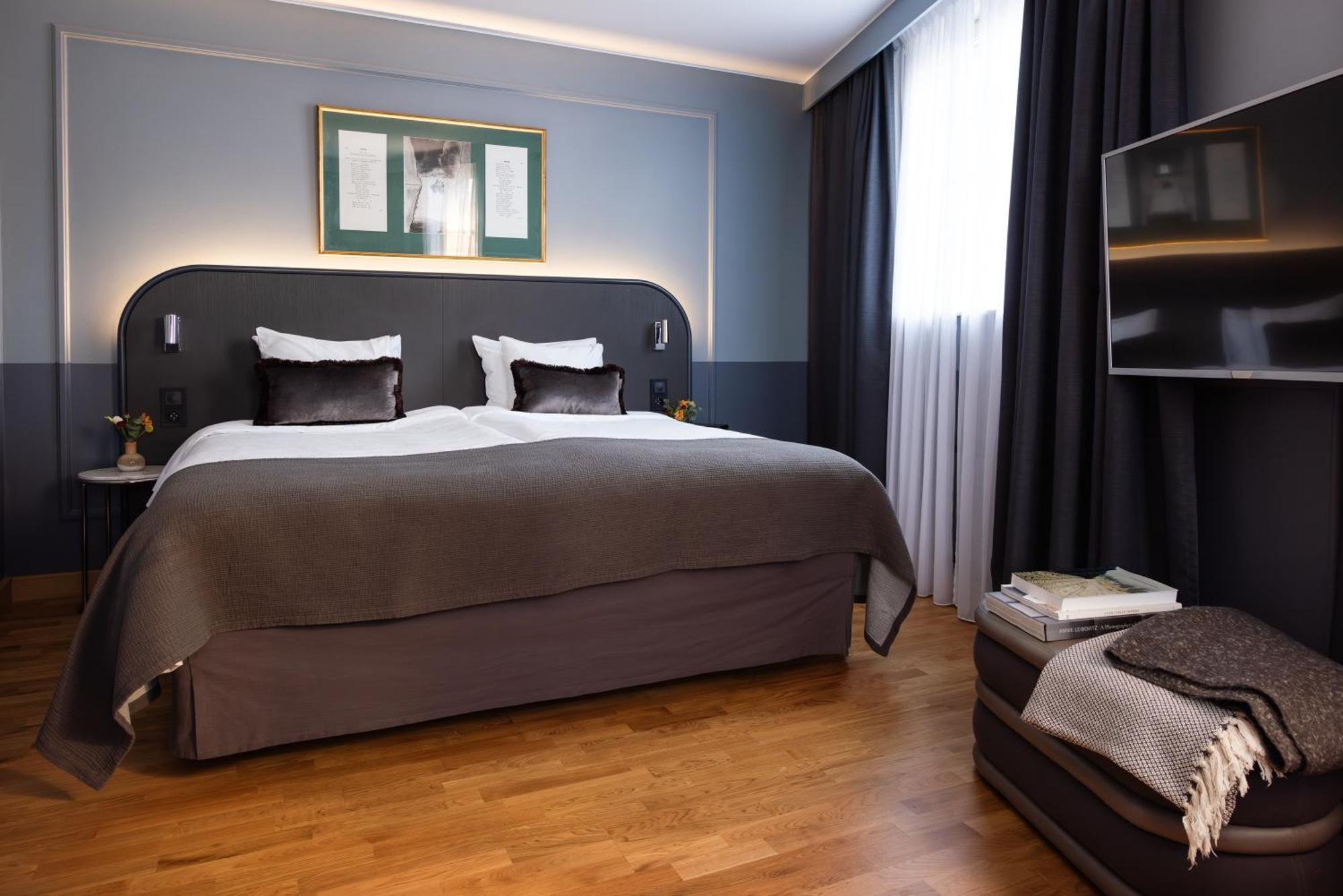 Superior Corner Room,1589558492:JPEG