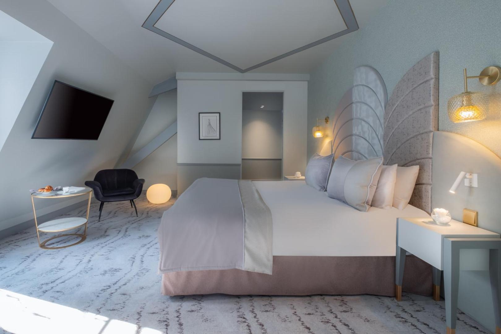 Eiffel Tower View Suite