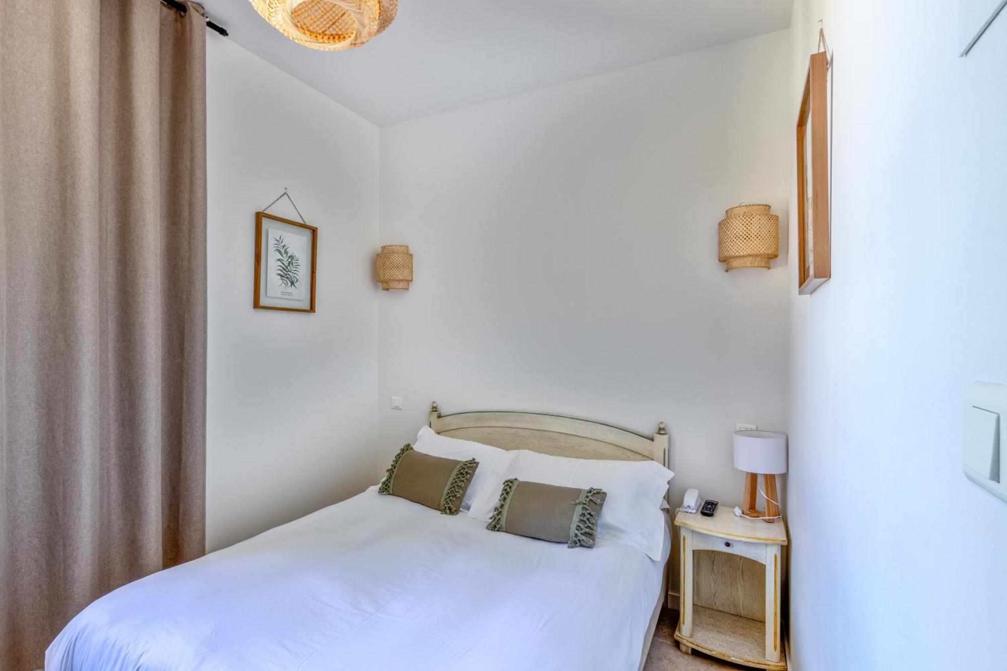 Small Standard Room,1590341983:JPEG