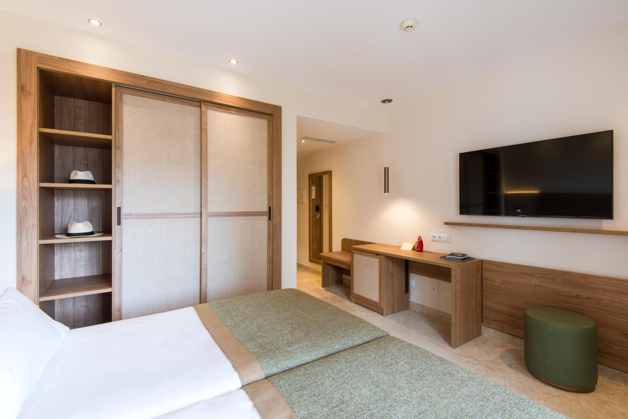 Double or Twin Room Side Sea view