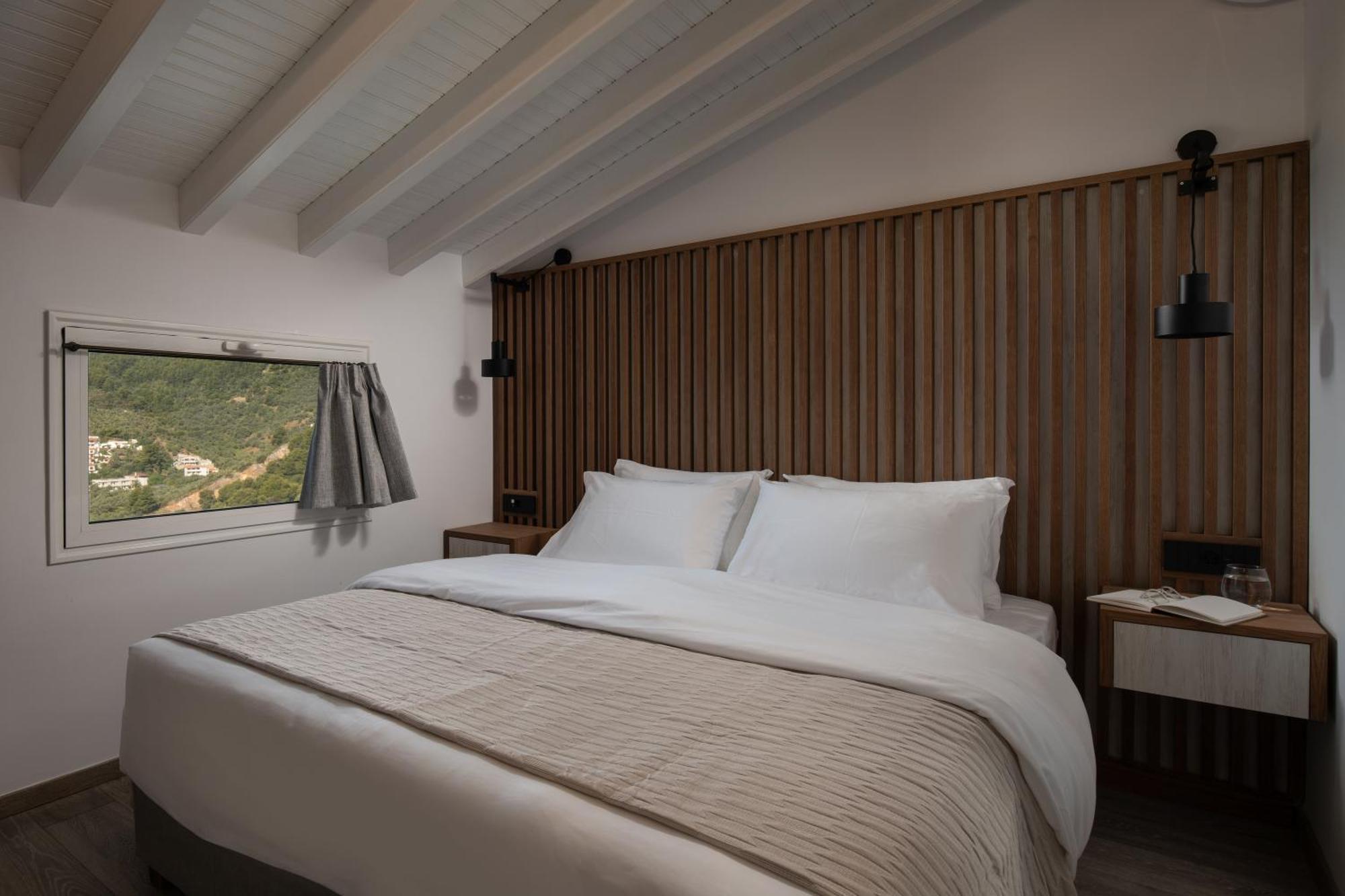 Suite with Hot Tub,1593656018:JPEG