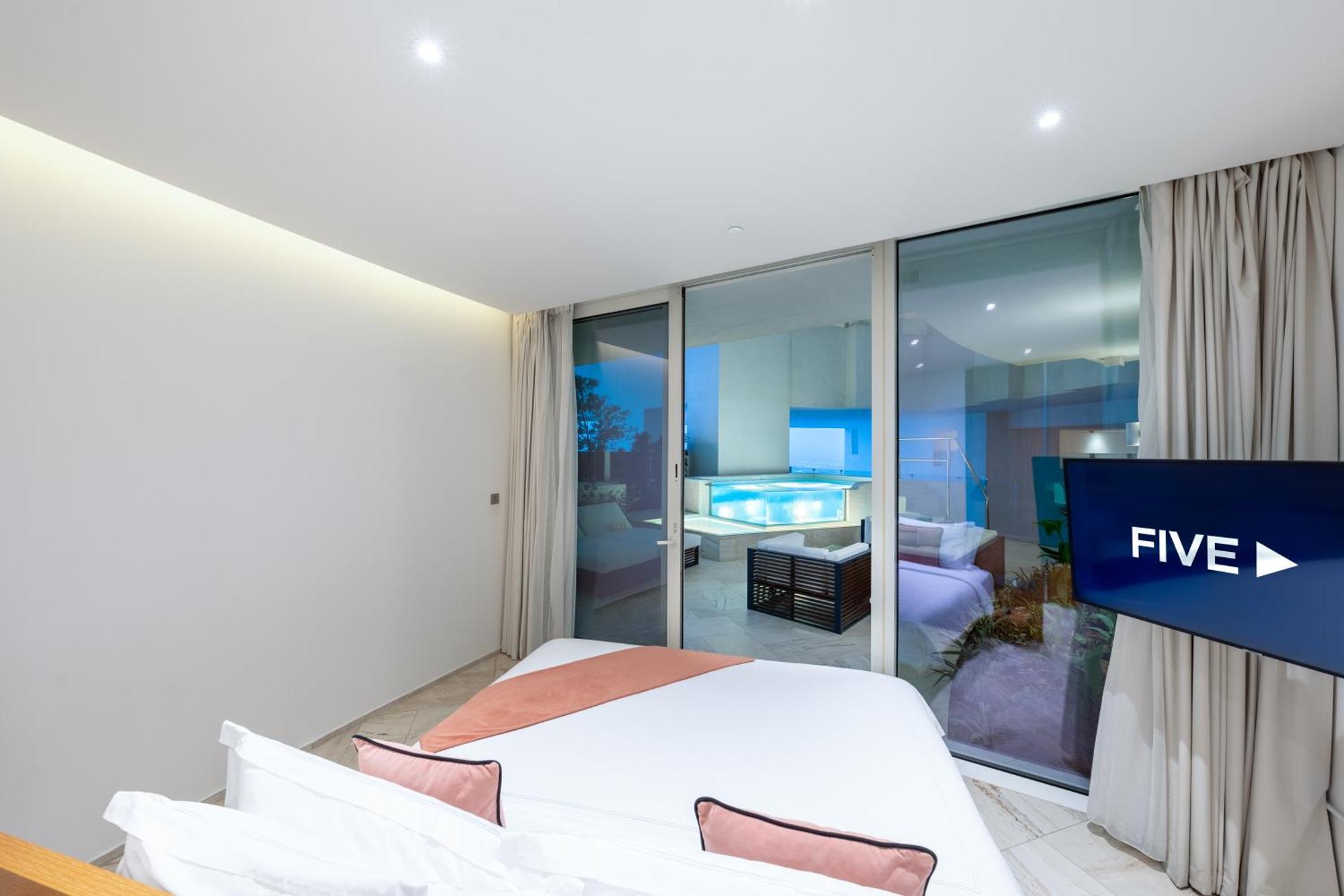 1 Bedroom Sky Villa Pool Including & Party Access