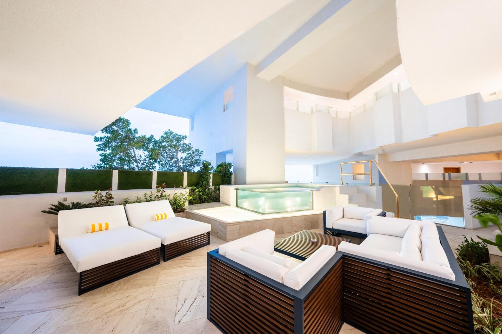 1 Bedroom Sky Villa Pool Including & Party Access
