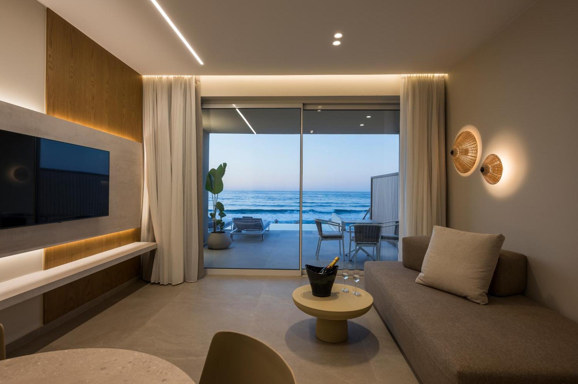 Sunset Suite – ett soverom med eget basseng og tilgang til stranden