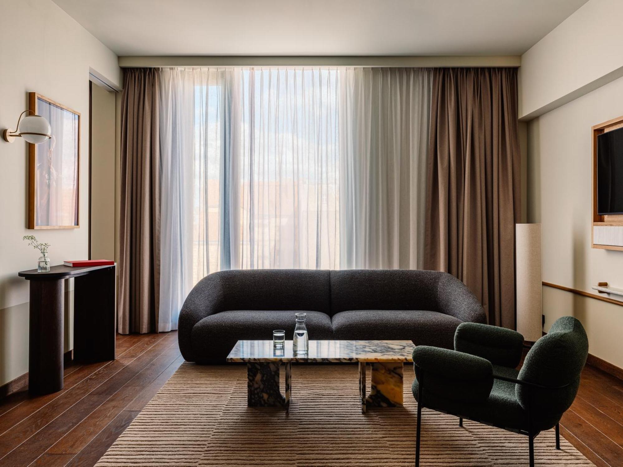 Executive Suite,1599667134:JPEG