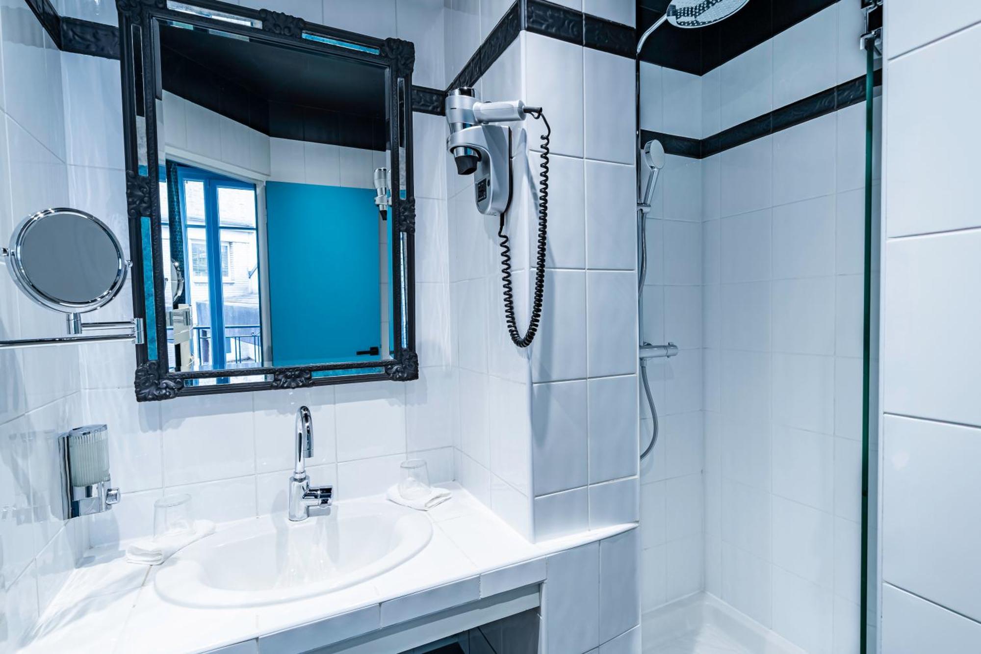 2 Adjacent Rooms