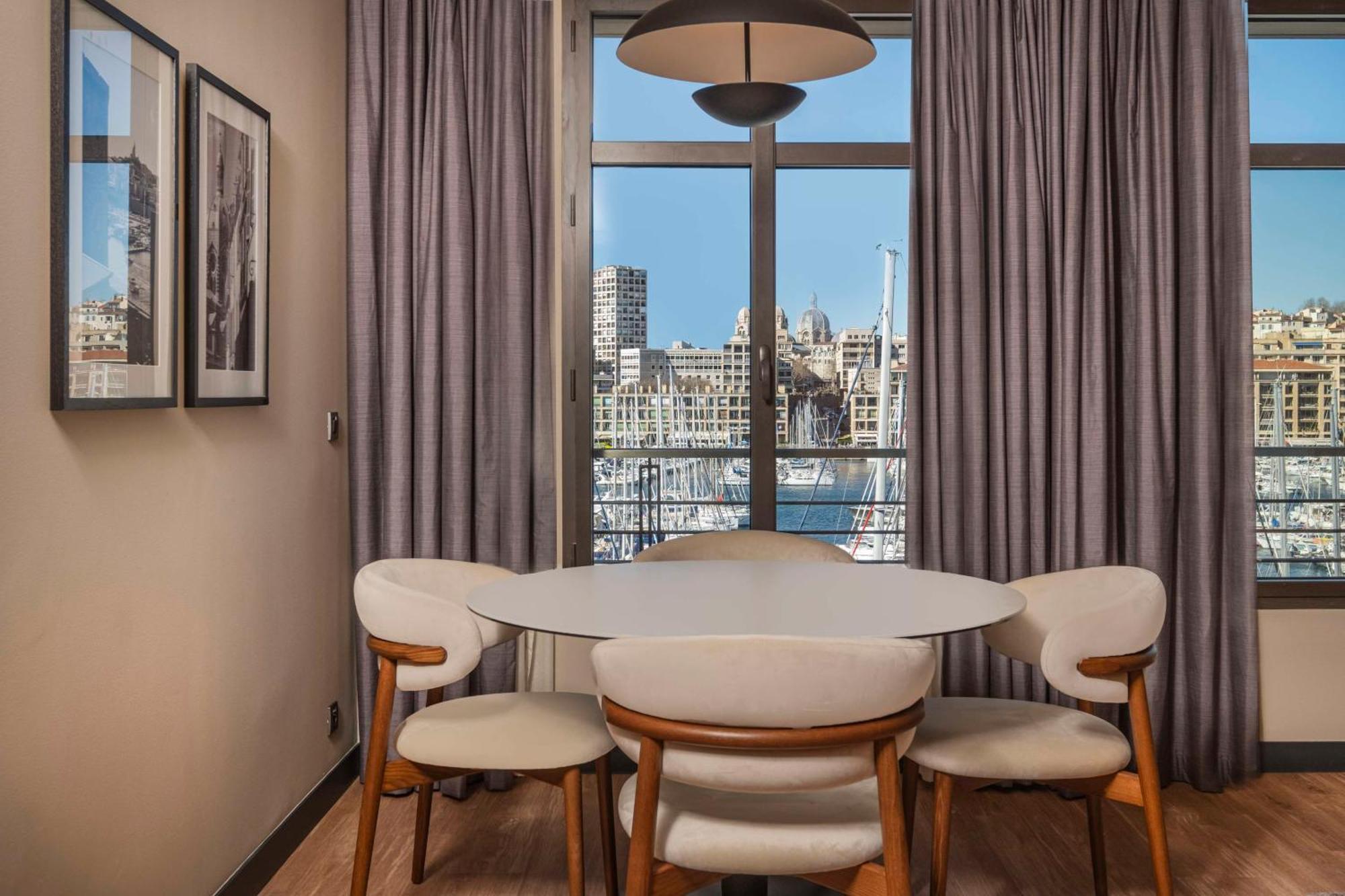 Suite med terrasse og utsikt over havnen