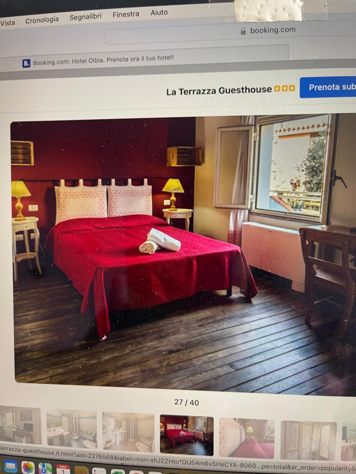 Tvåbäddsrum med utsikt över trädgården